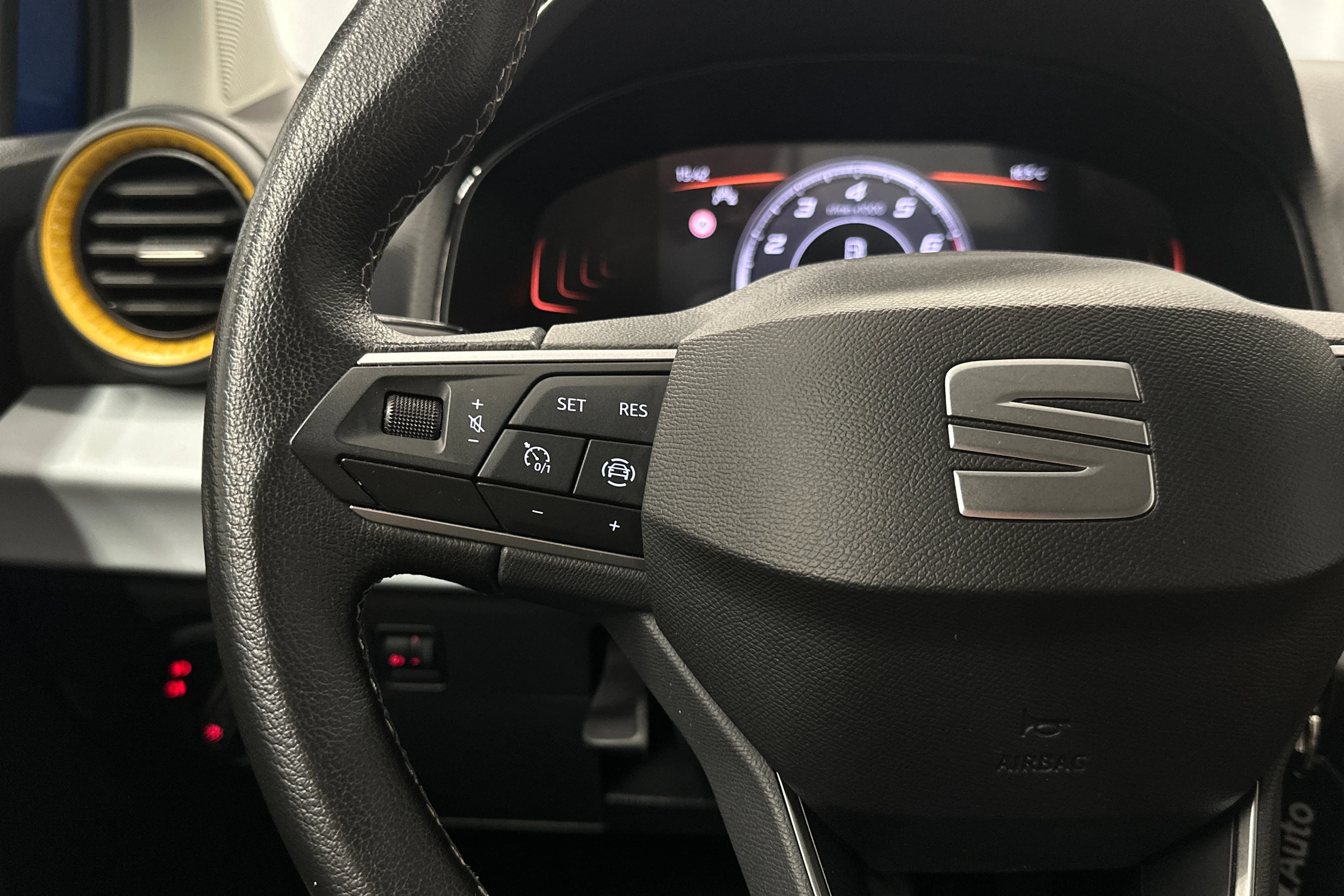sininen SEAT Arona 2024 kuva 11.