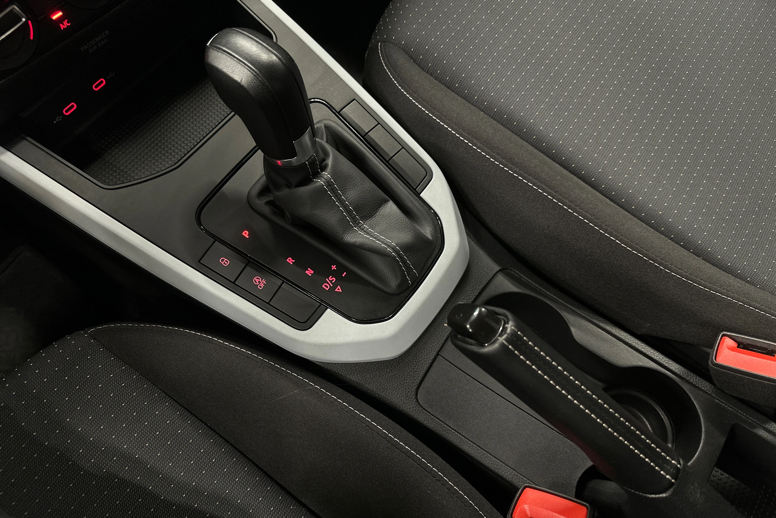 sininen SEAT Arona 2024 kuva 29.