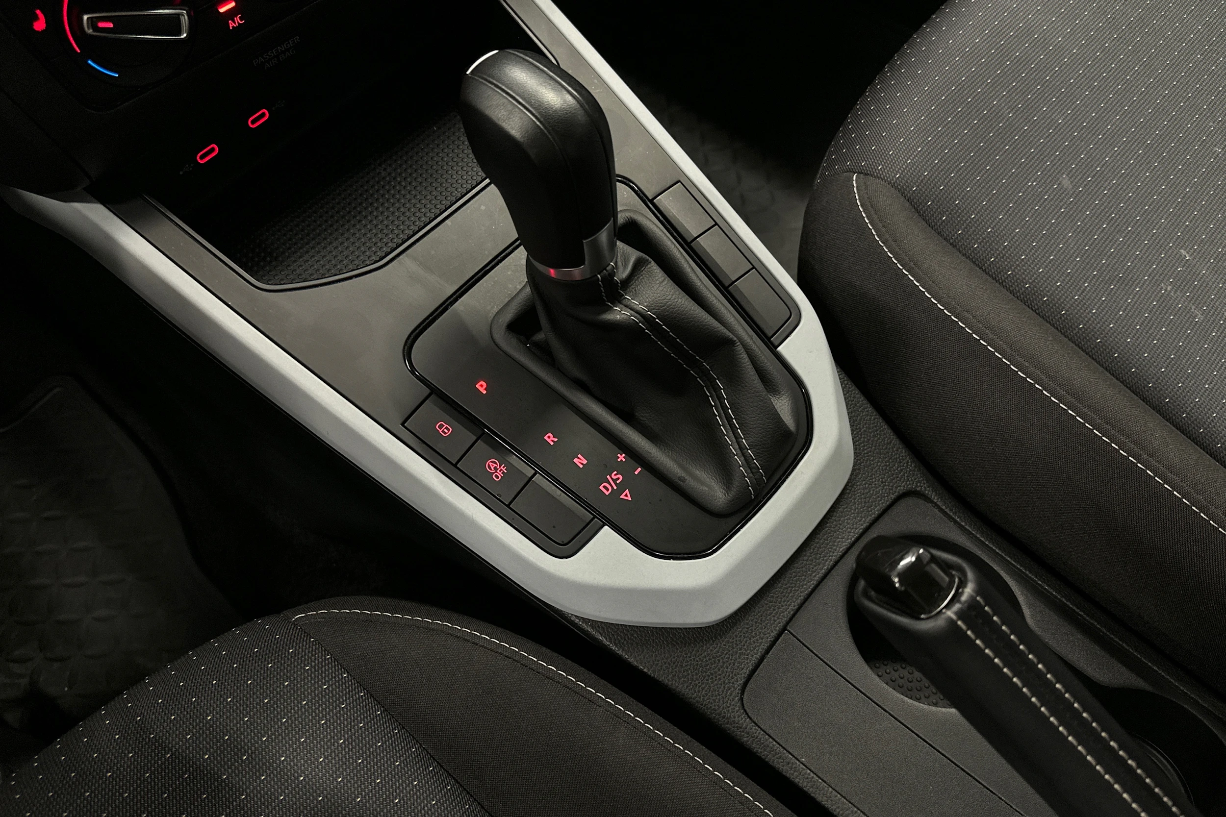 musta SEAT Arona 2024 kuva 28.