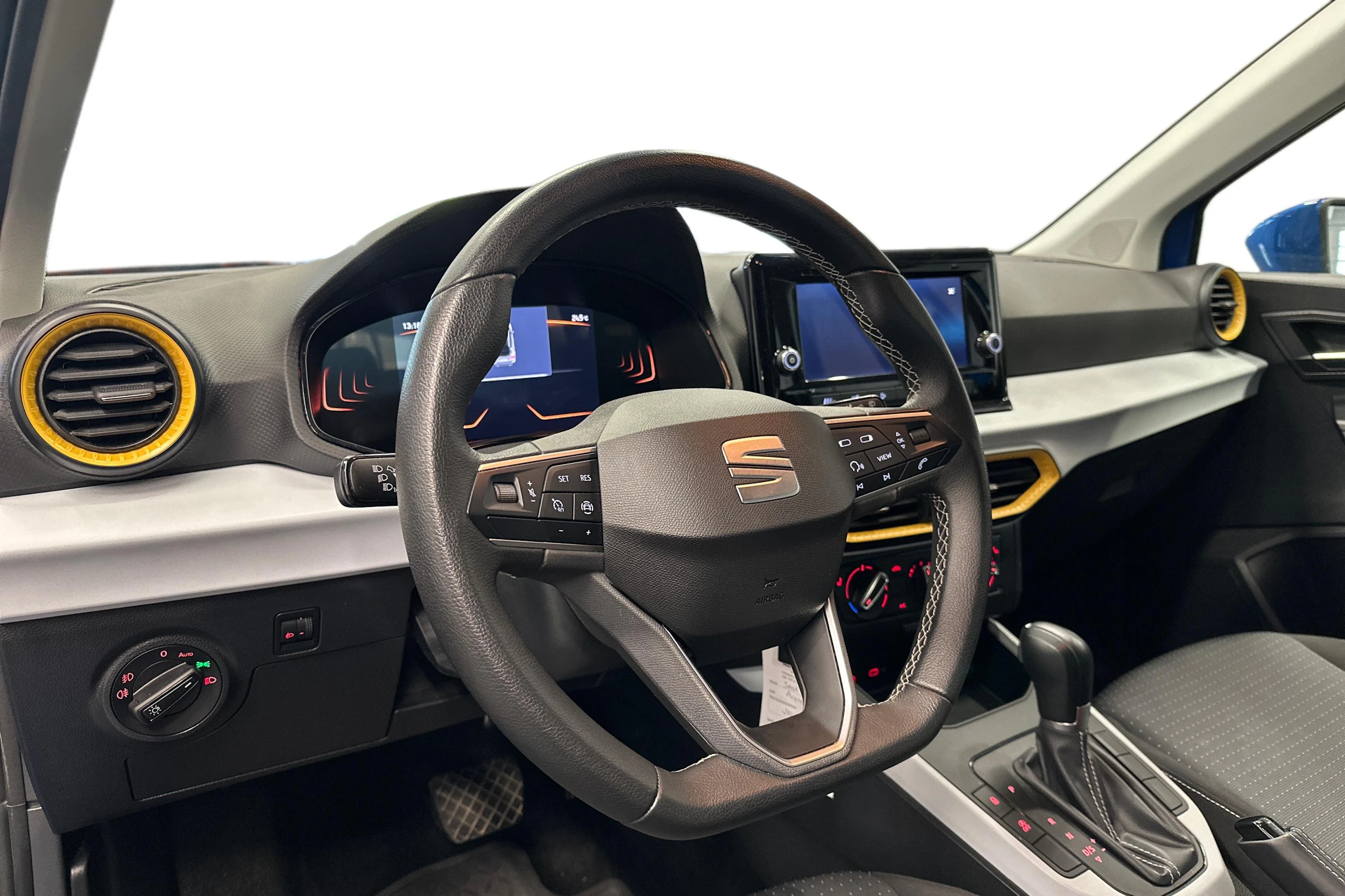 sininen SEAT Arona 2024 kuva 3.