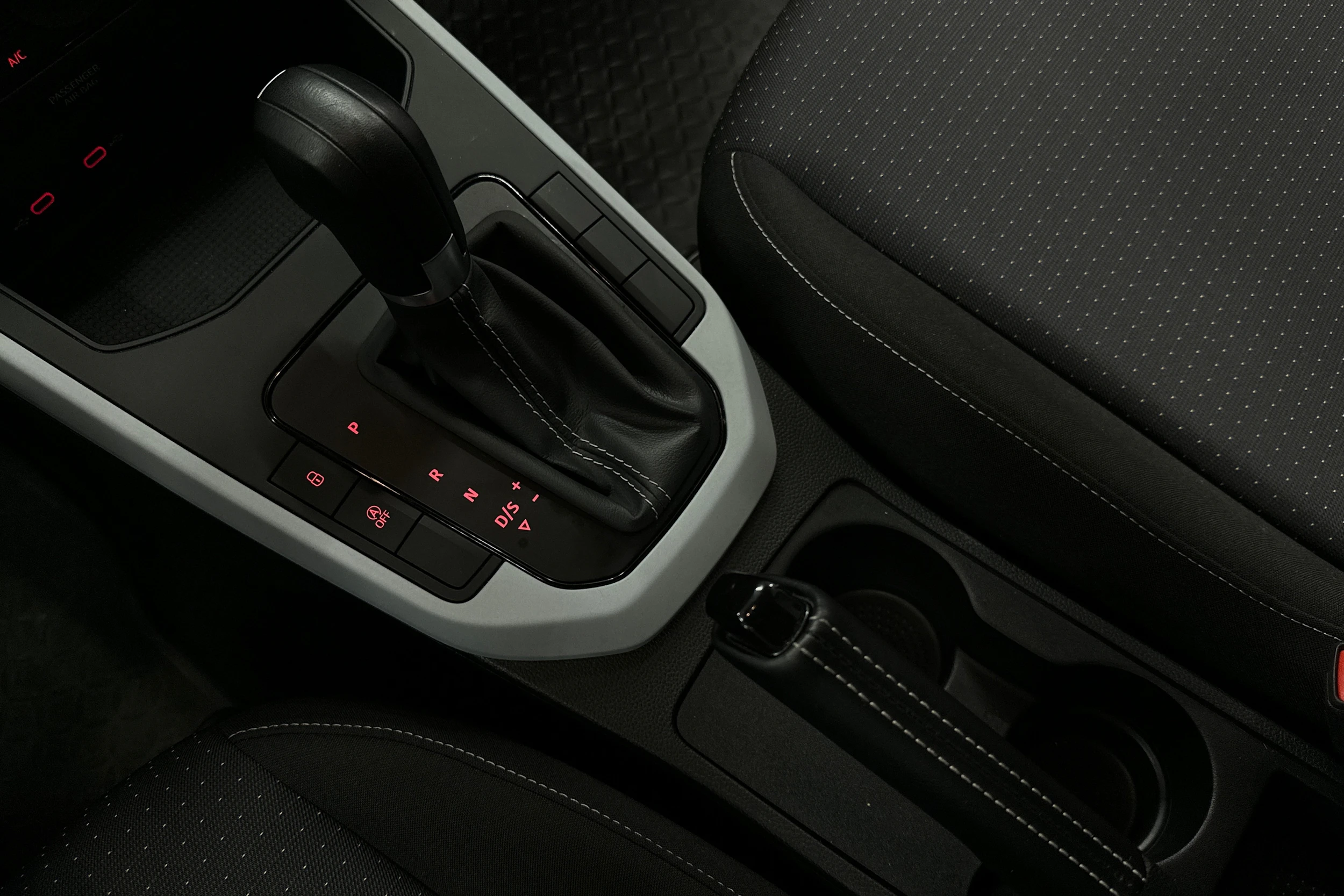 sininen SEAT Arona 2024 kuva 29.