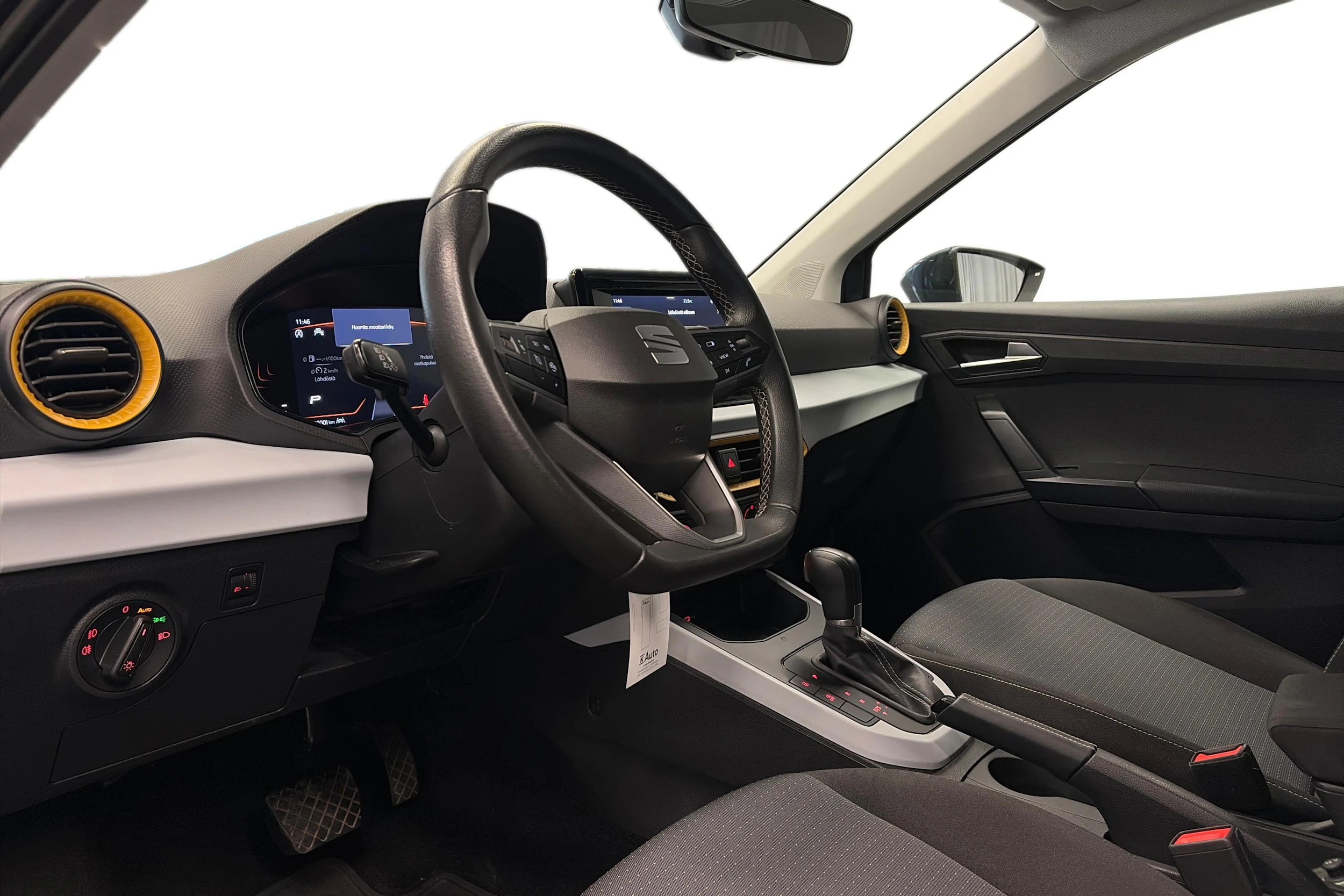 harmaa SEAT Arona 2024 kuva 3.