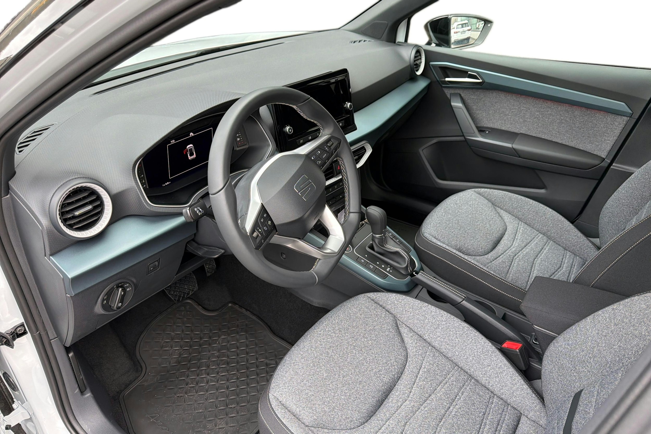 valkoinen SEAT Arona 2025 kuva 6.