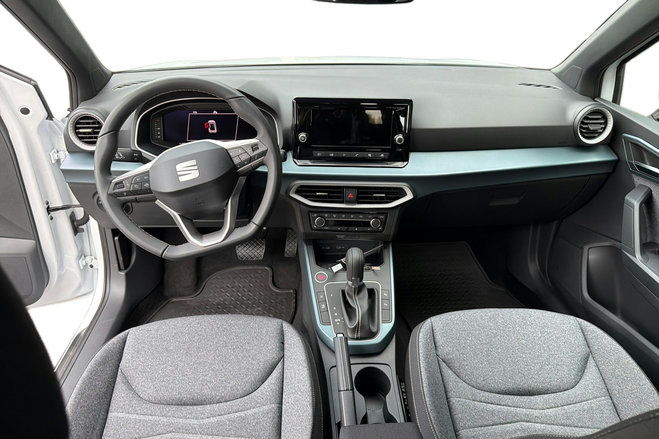 valkoinen SEAT Arona 2025 kuva 7.
