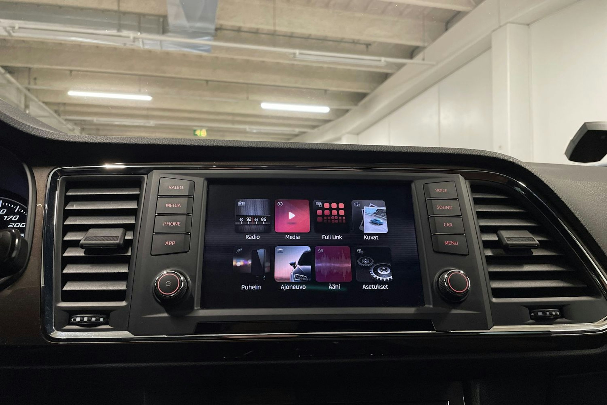 valkoinen SEAT Ateca 2016 kuva 17.