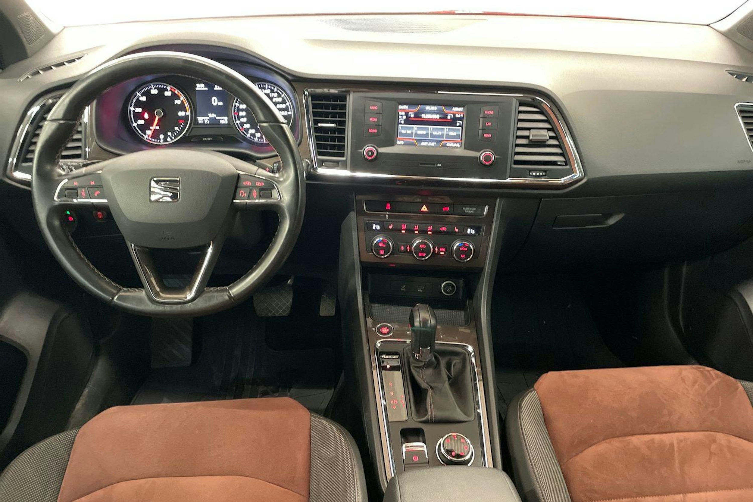Punainen SEAT Ateca 2017 kuva 9.