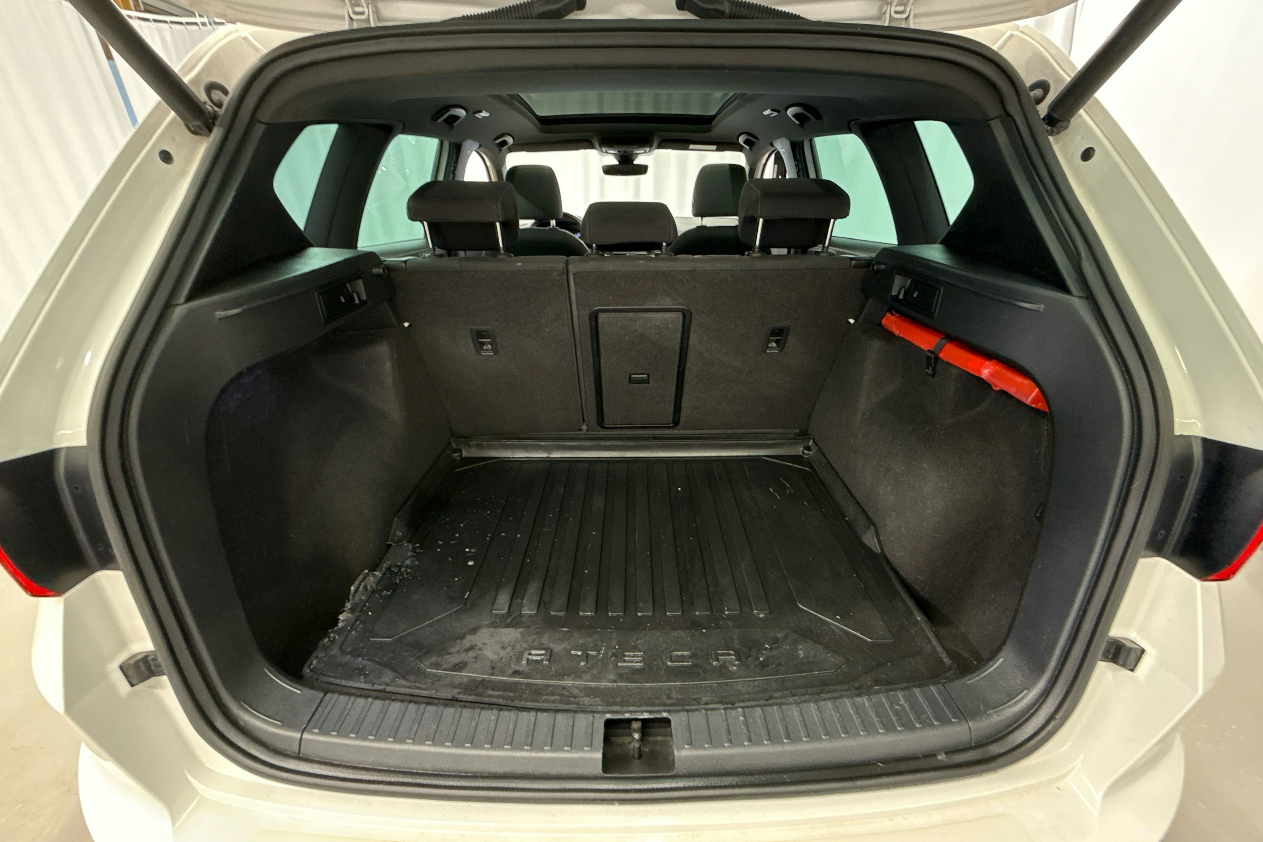 valkoinen SEAT Ateca 2017 kuva 22.