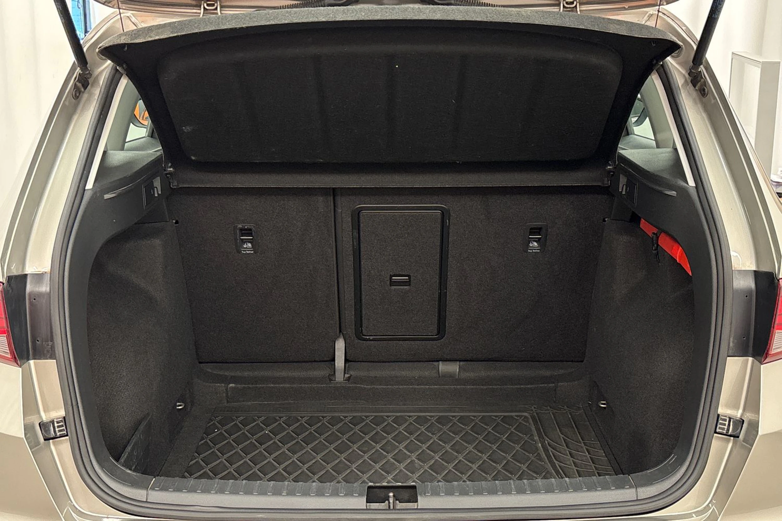 ruskea (beige) SEAT Ateca 2017 kuva 22.