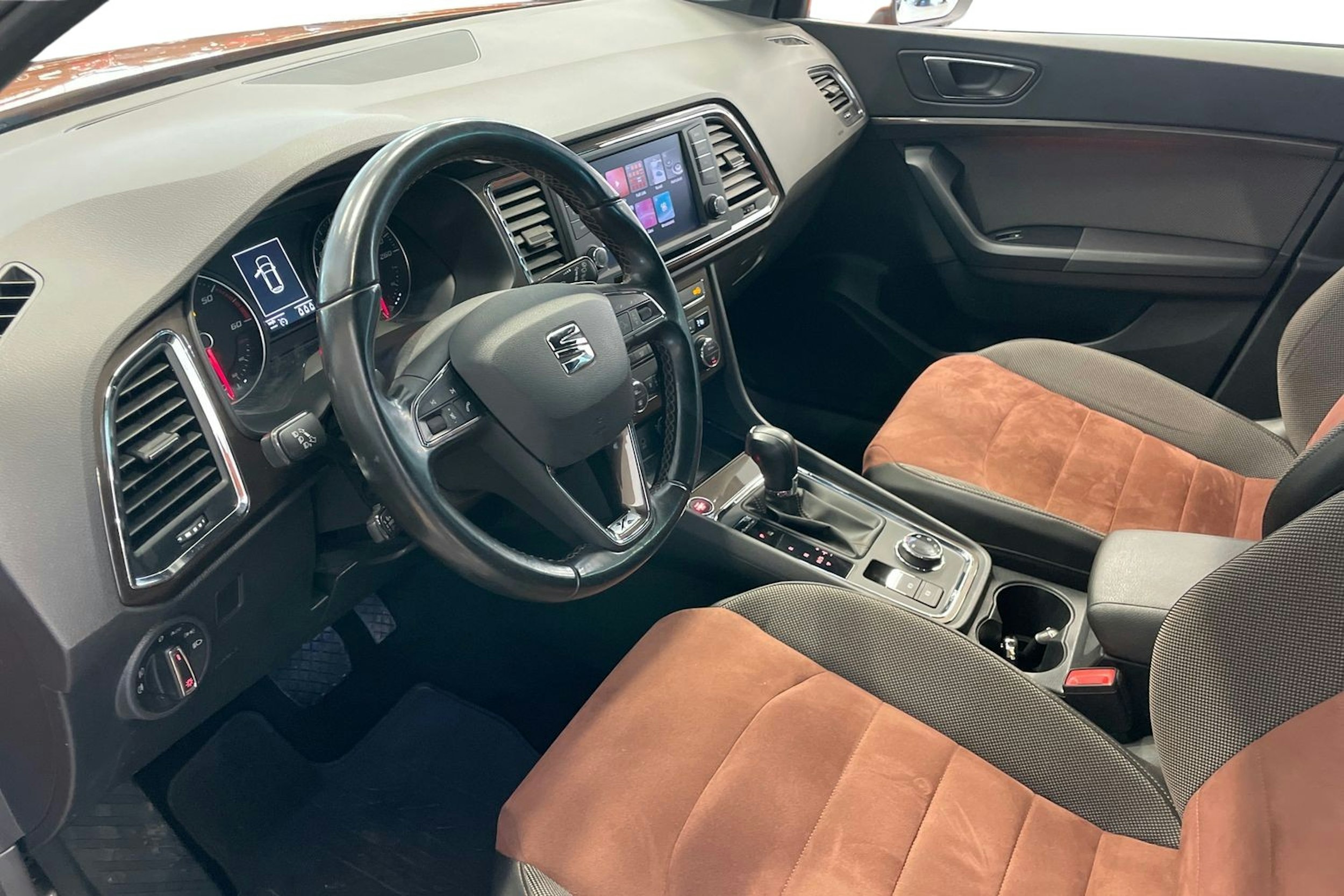 Oranssi SEAT Ateca 2017 kuva 7.