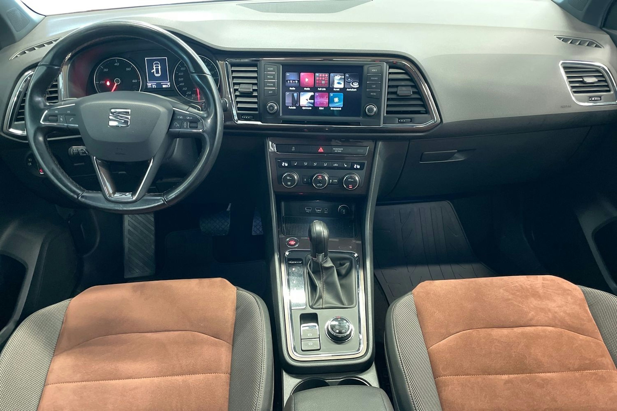 Oranssi SEAT Ateca 2017 kuva 9.