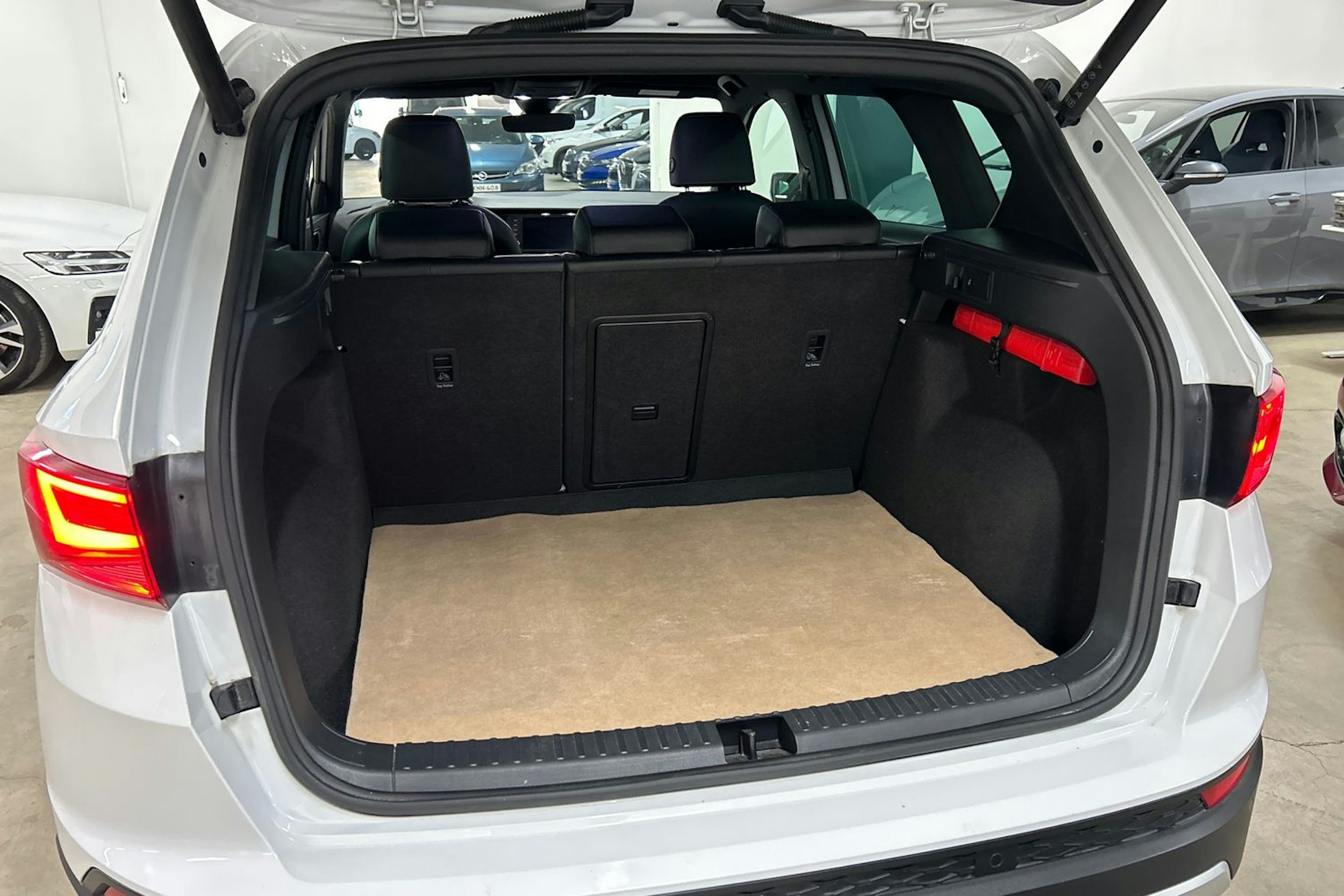 valkoinen SEAT Ateca 2018 kuva 14.