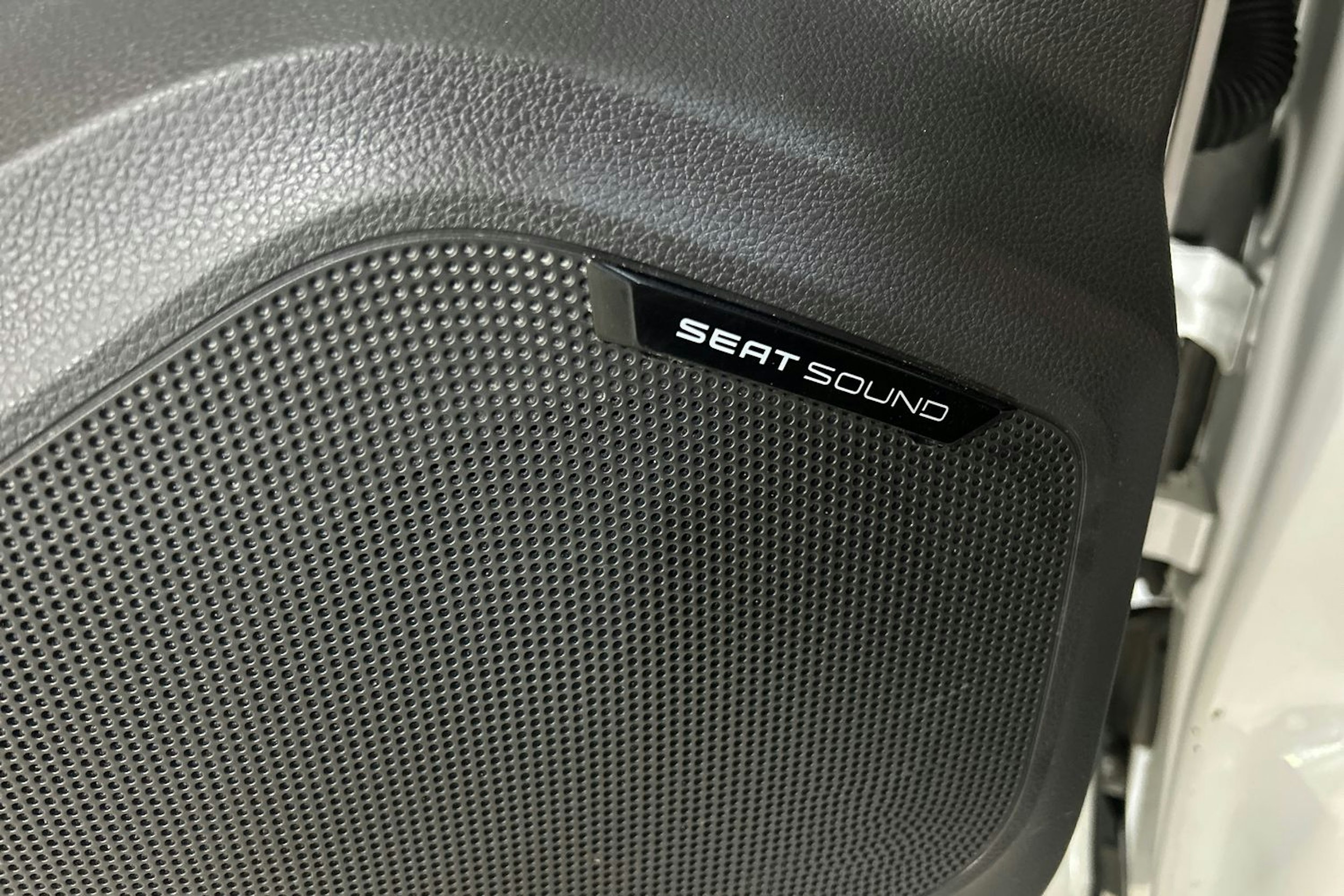 valkoinen SEAT Ateca 2018 kuva 17.