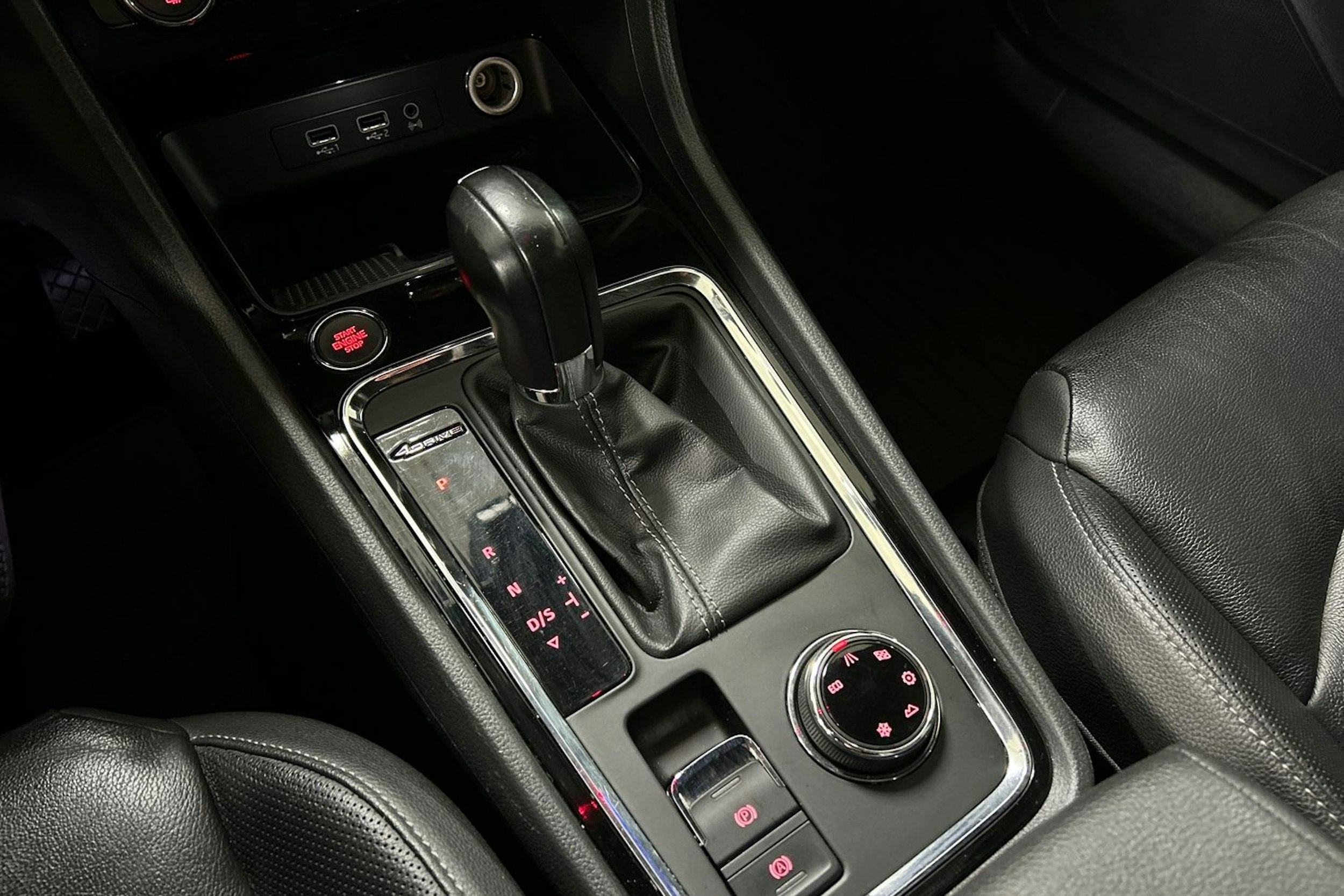 valkoinen SEAT Ateca 2018 kuva 30.