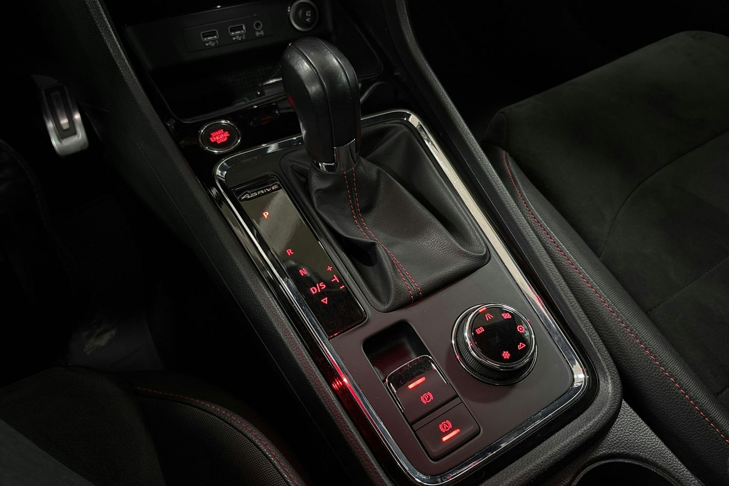 punainen SEAT Ateca 2018 kuva 26.