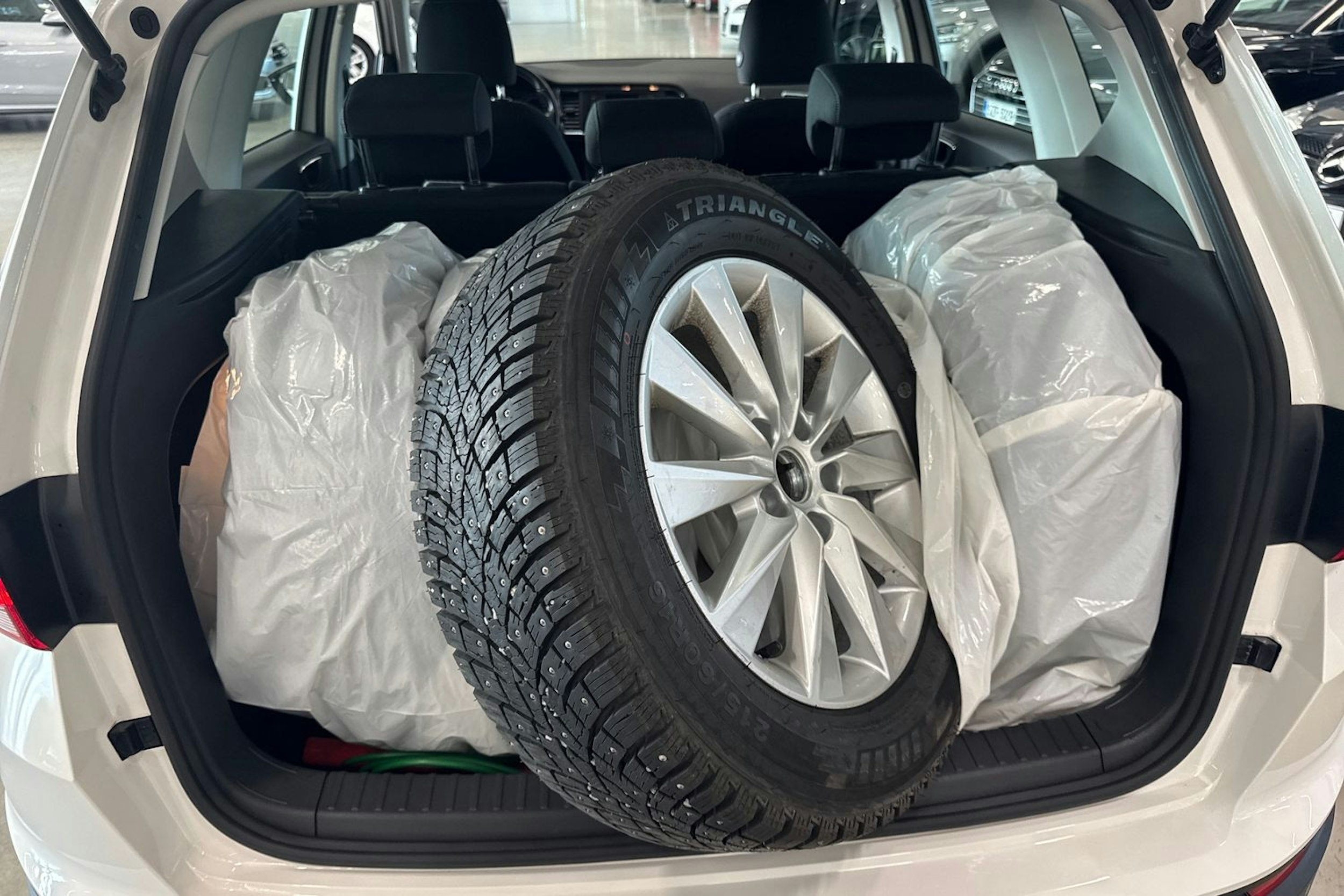 valkoinen SEAT Ateca 2018 kuva 22.