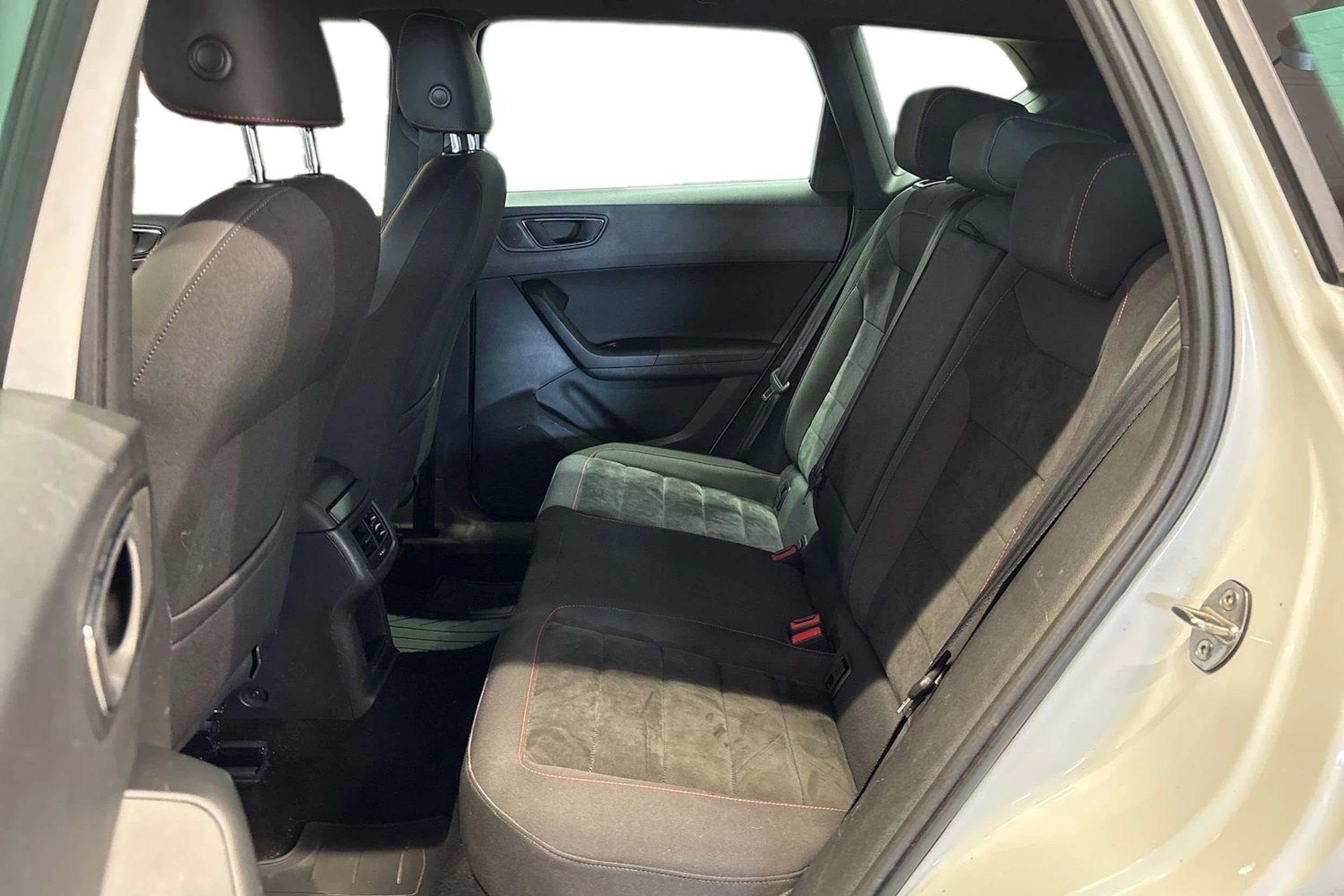 valkoinen SEAT Ateca 2018 kuva 8.
