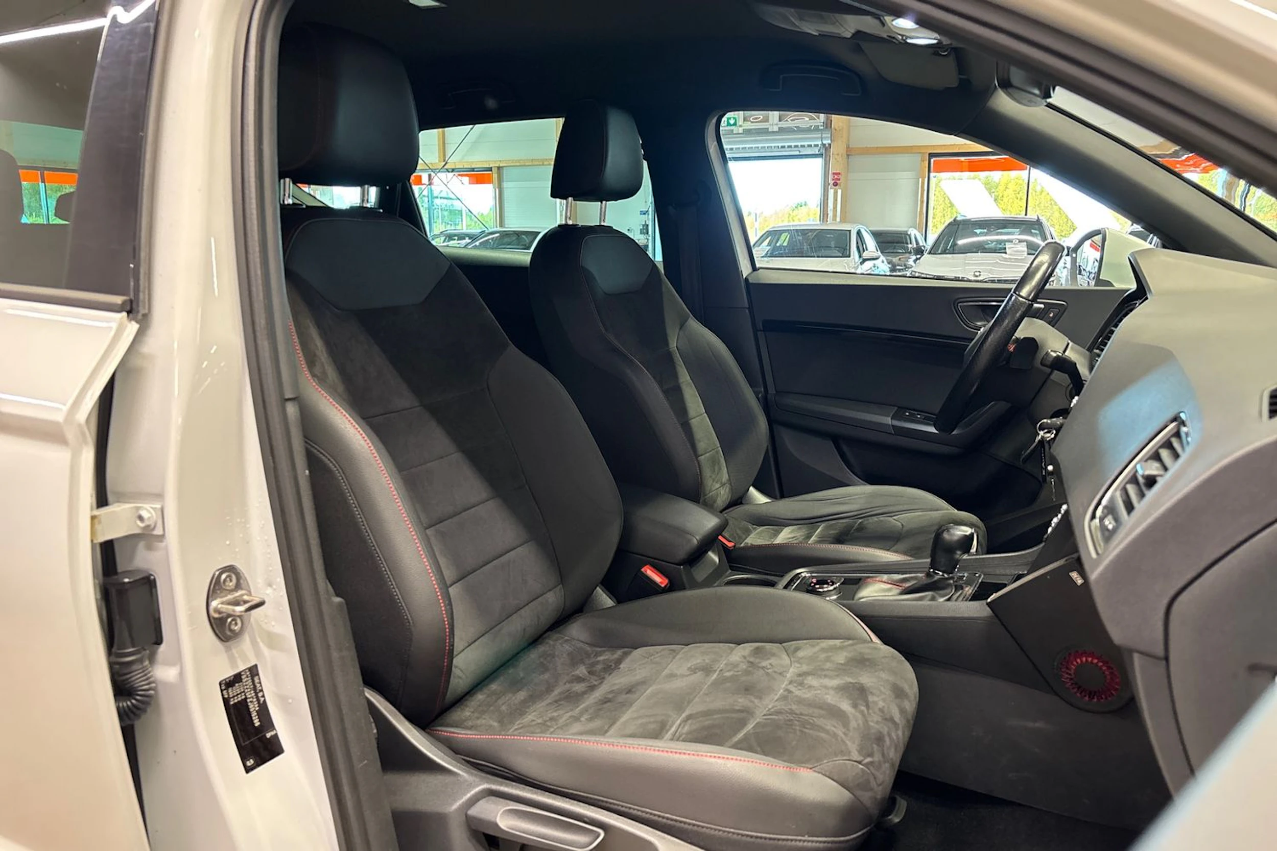 valkoinen SEAT Ateca 2018 kuva 11.