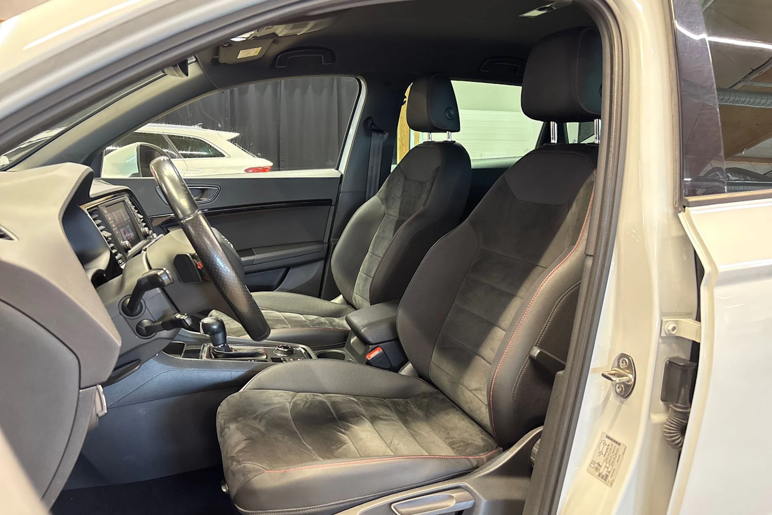 valkoinen SEAT Ateca 2018 kuva 12.