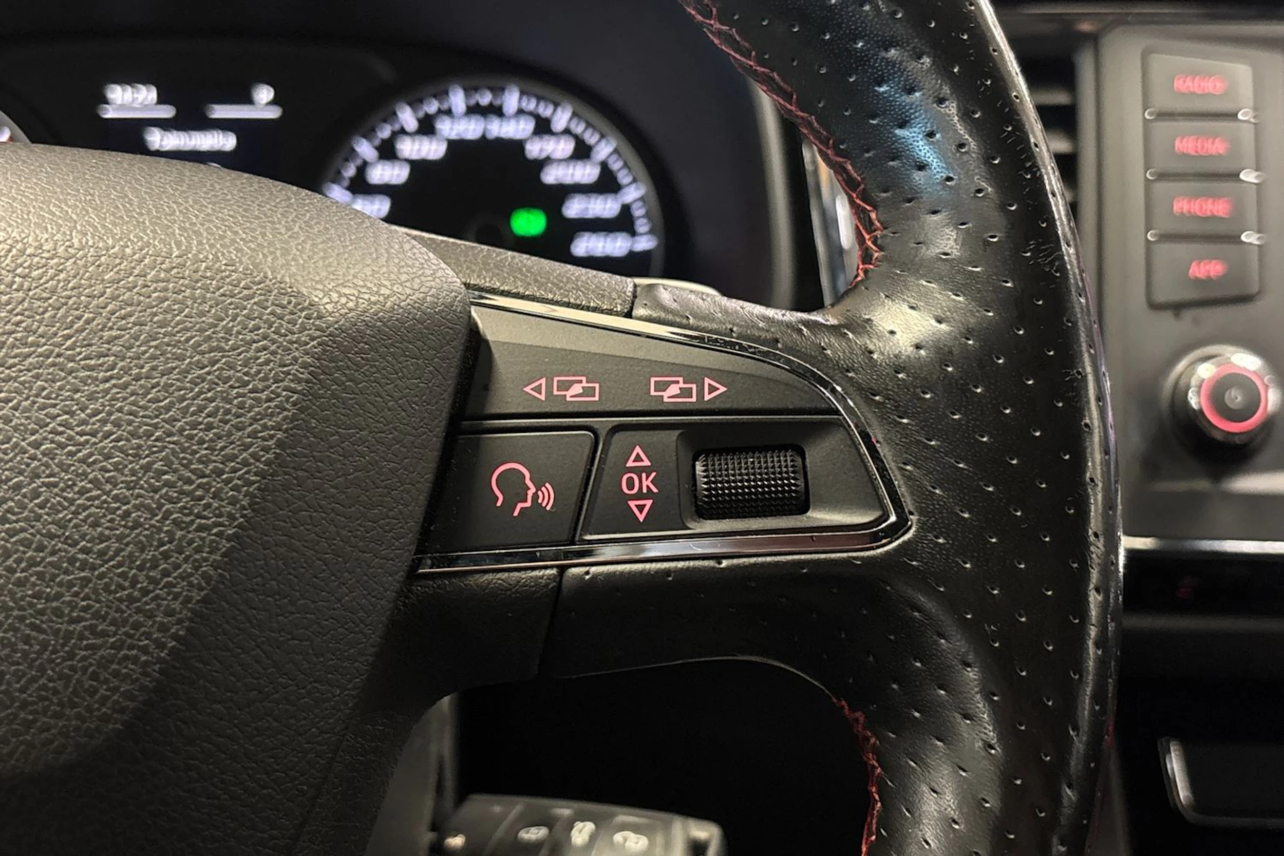 valkoinen SEAT Ateca 2018 kuva 17.
