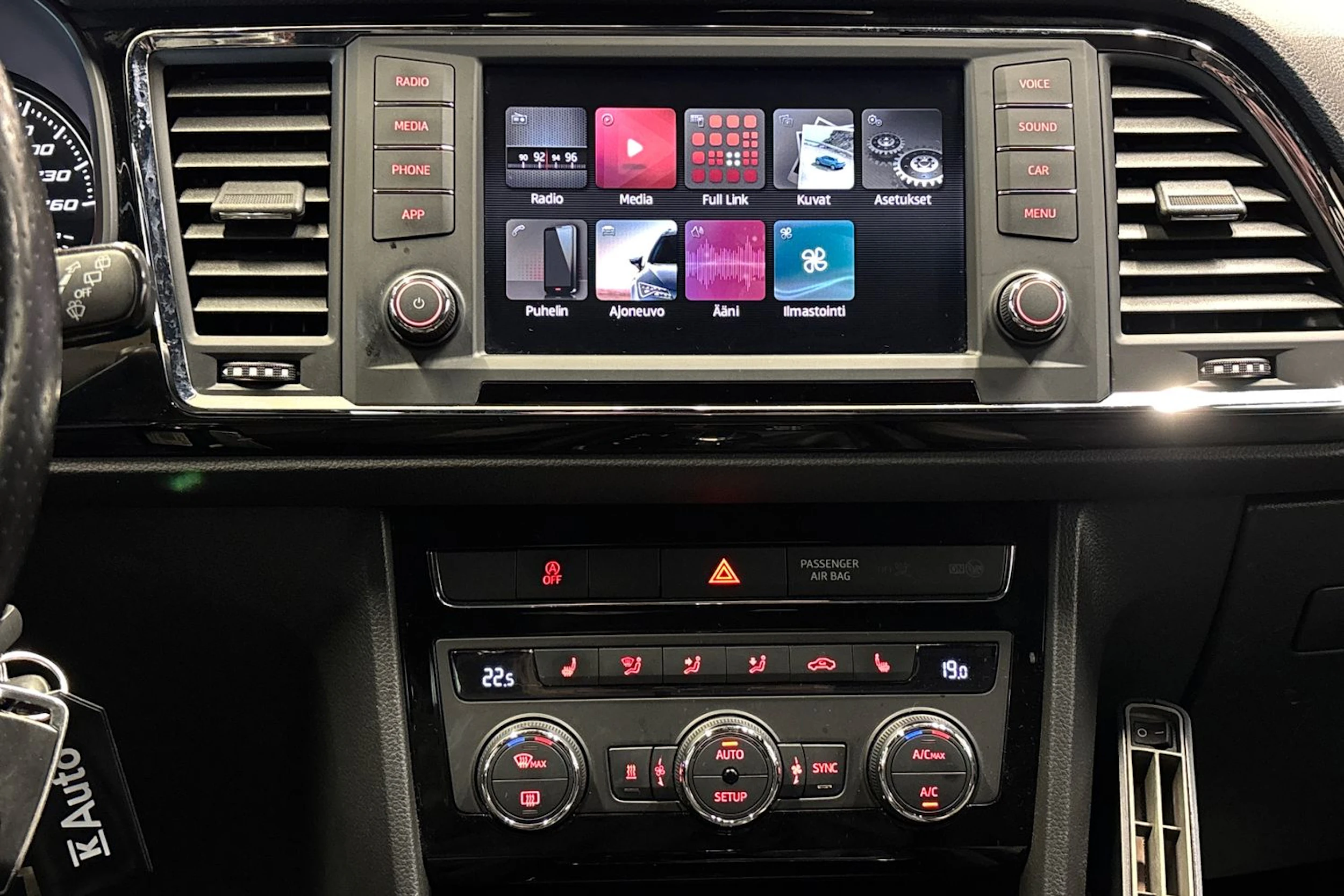 valkoinen SEAT Ateca 2018 kuva 25.