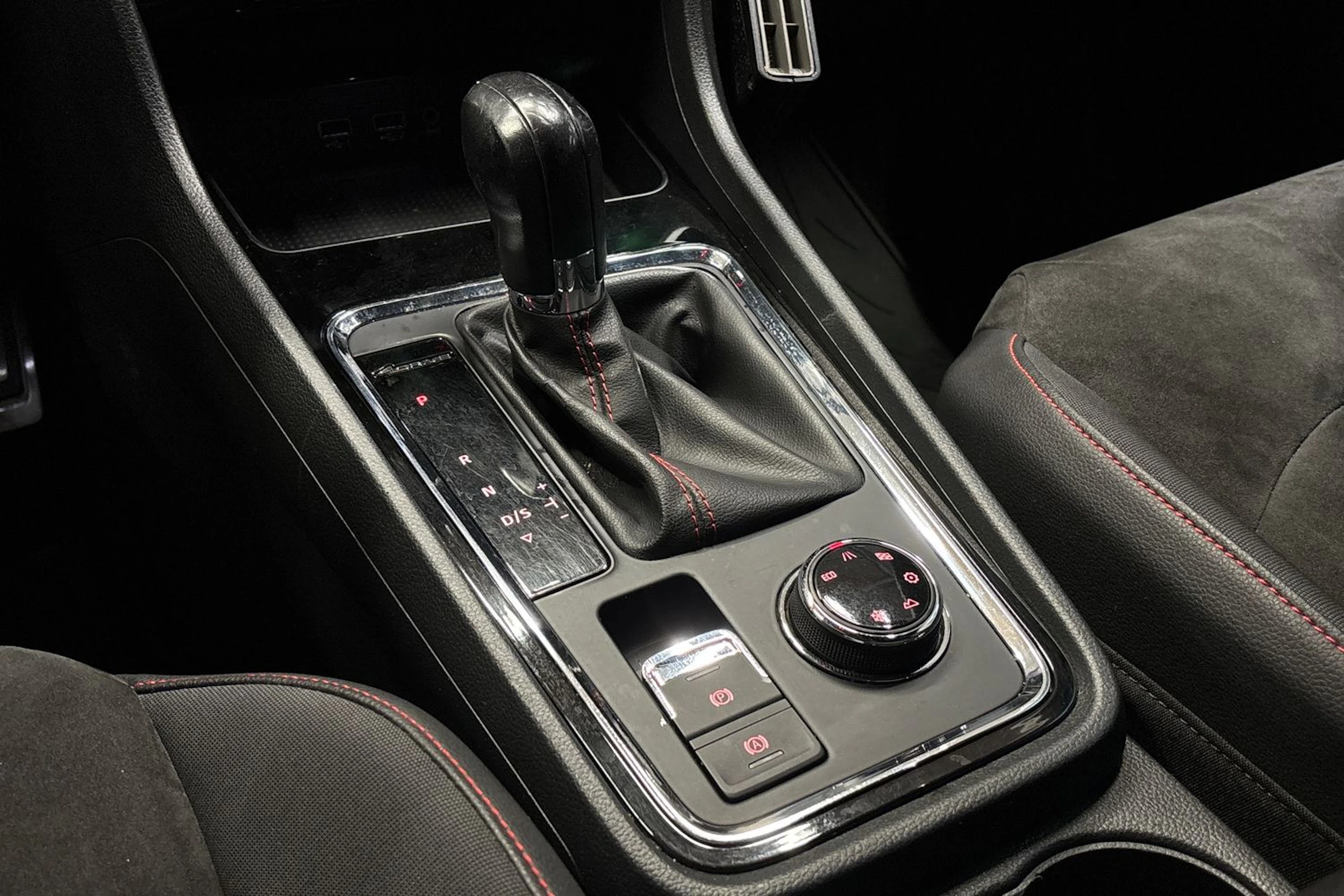 valkoinen SEAT Ateca 2018 kuva 28.