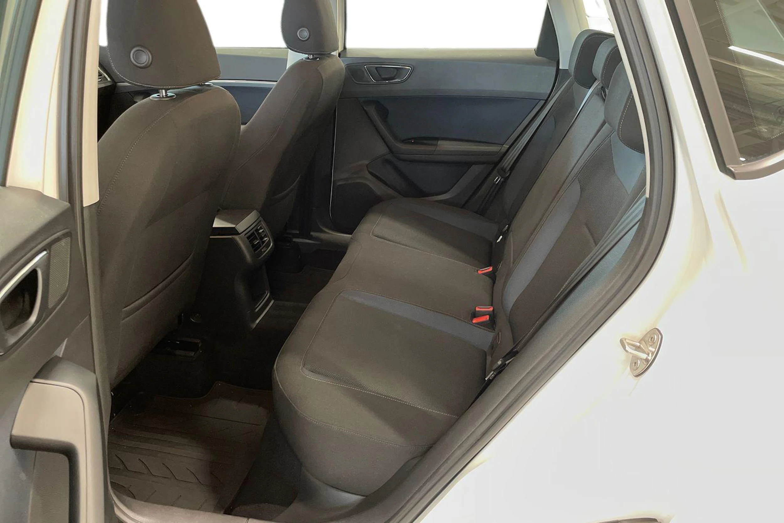valkoinen SEAT Ateca 2018 kuva 11.