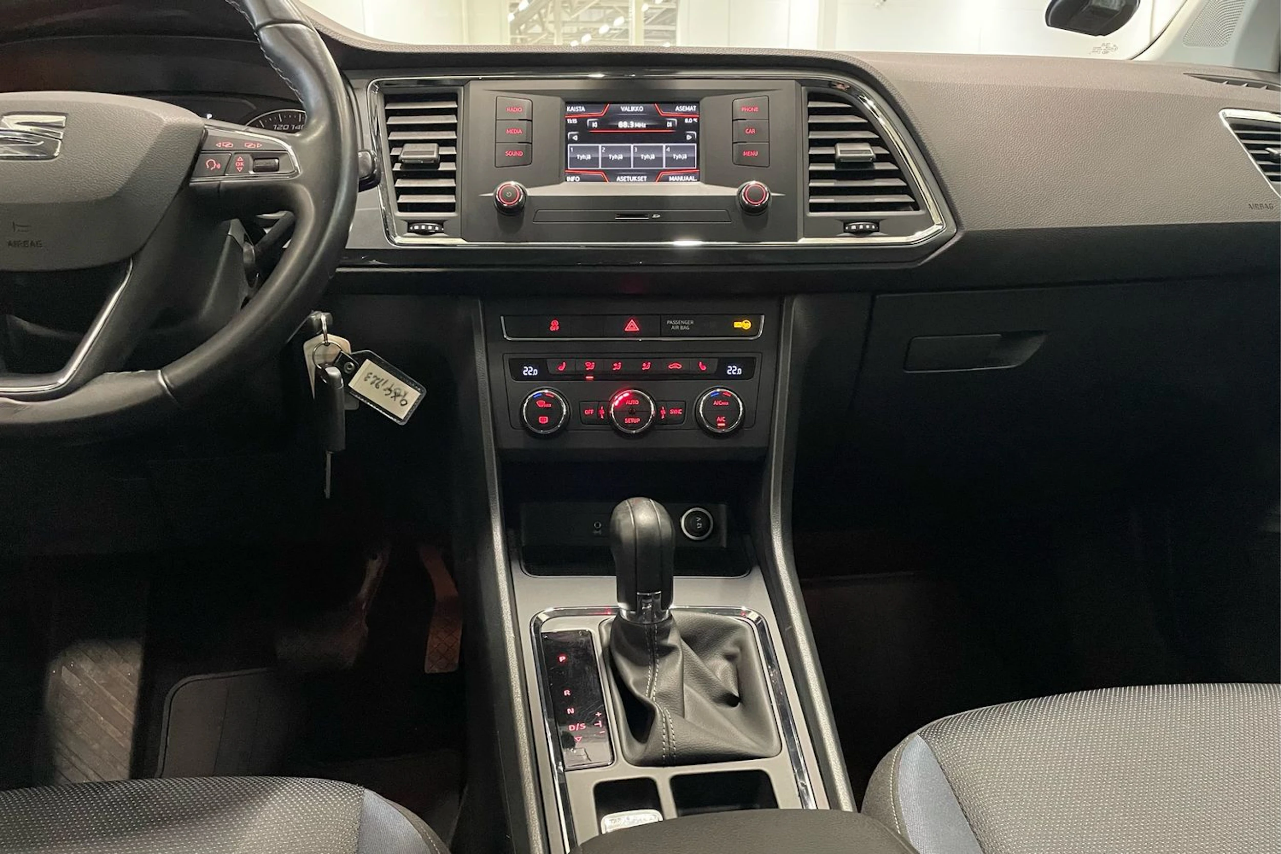valkoinen SEAT Ateca 2018 kuva 20.