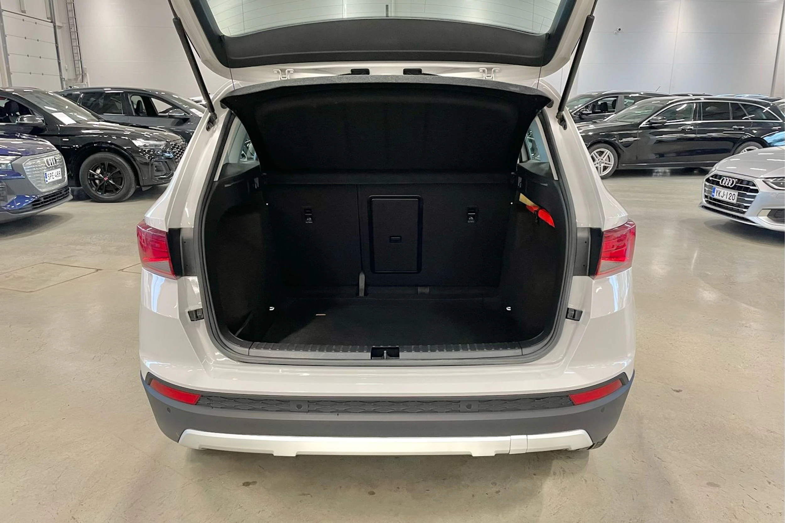 valkoinen SEAT Ateca 2018 kuva 26.
