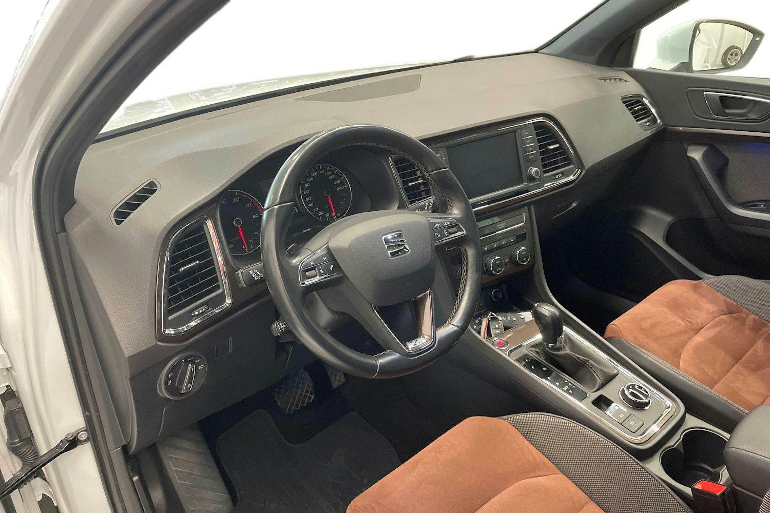 Valkoinen SEAT Ateca 2018 kuva 7.