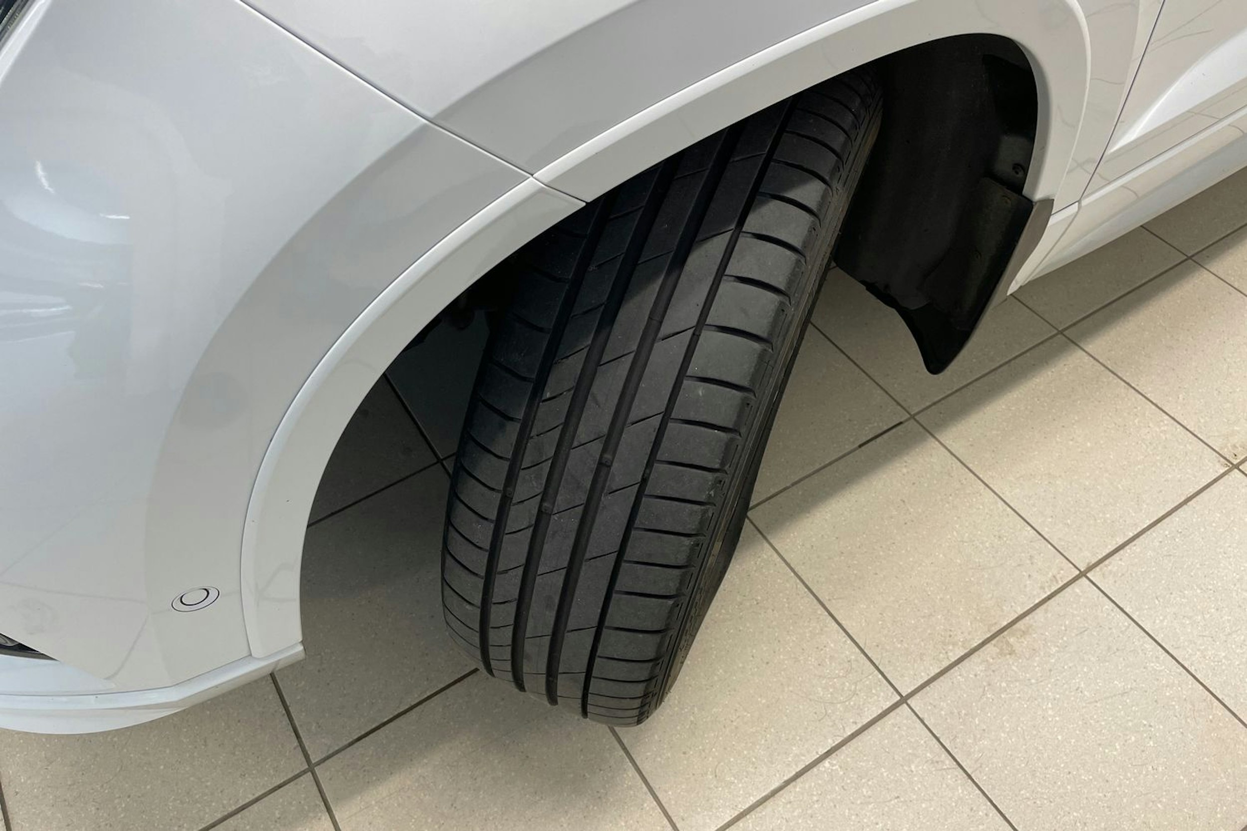 Valkoinen SEAT Ateca 2018 kuva 13.