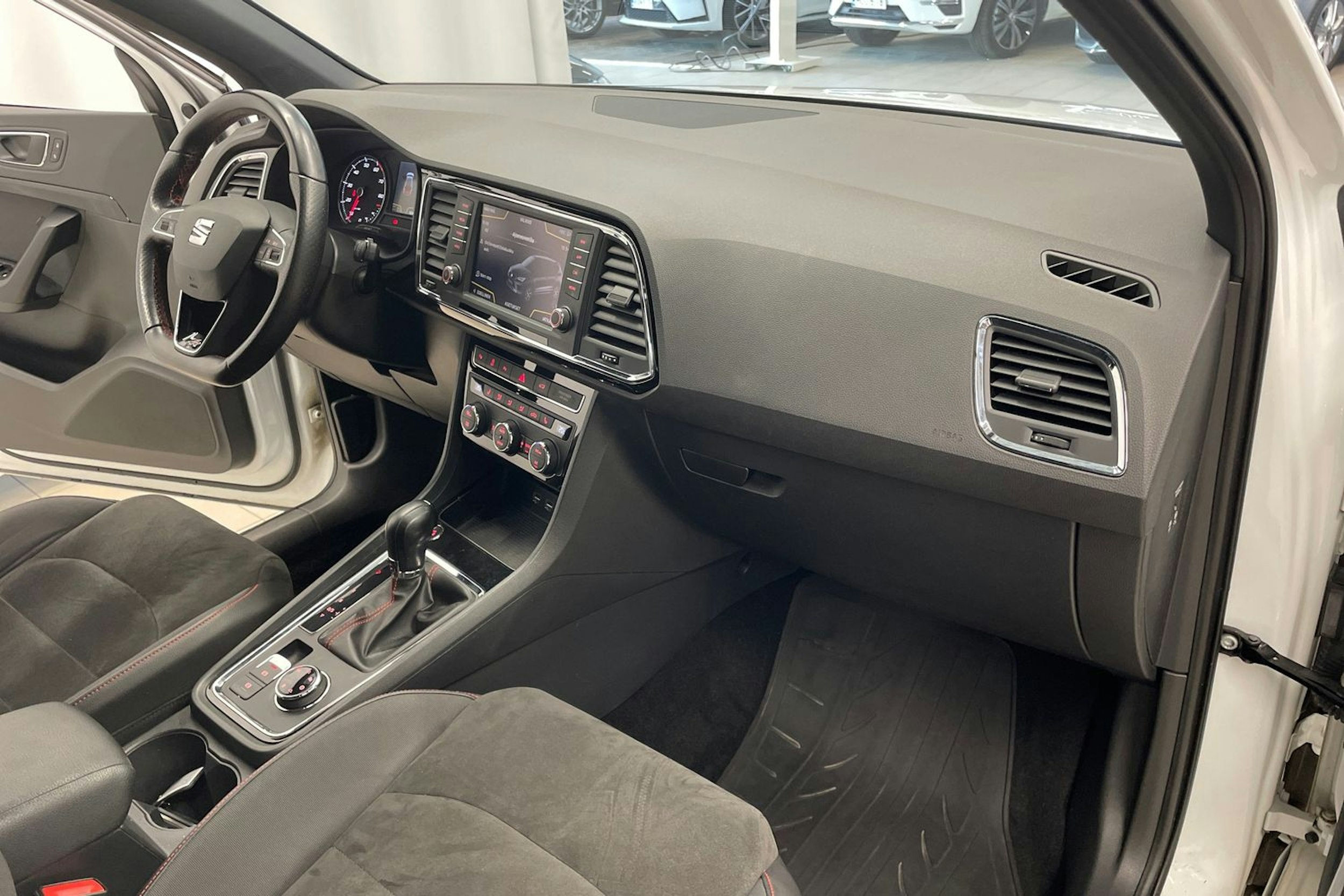 Valkoinen SEAT Ateca 2018 kuva 25.