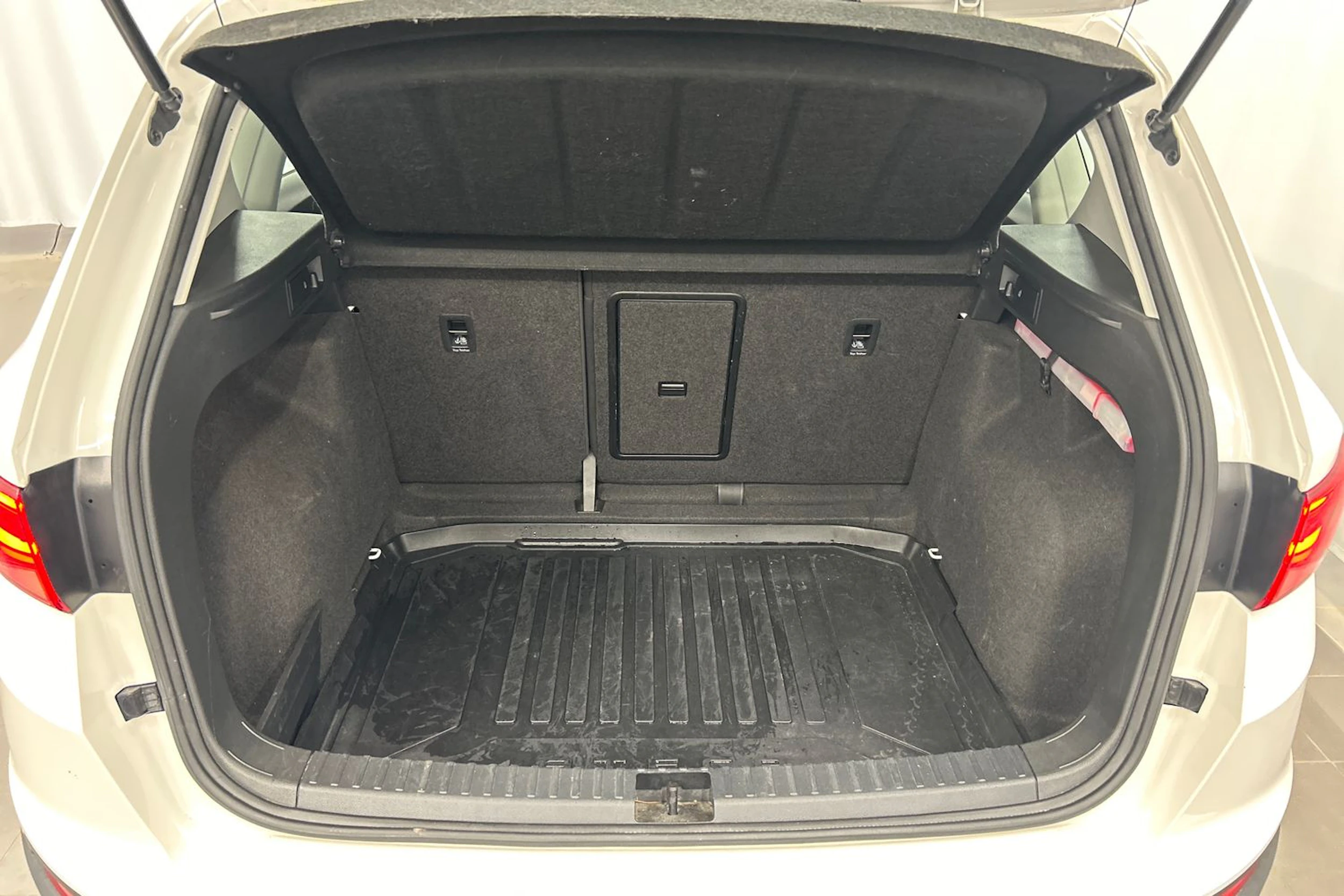valkoinen SEAT Ateca 2018 kuva 16.