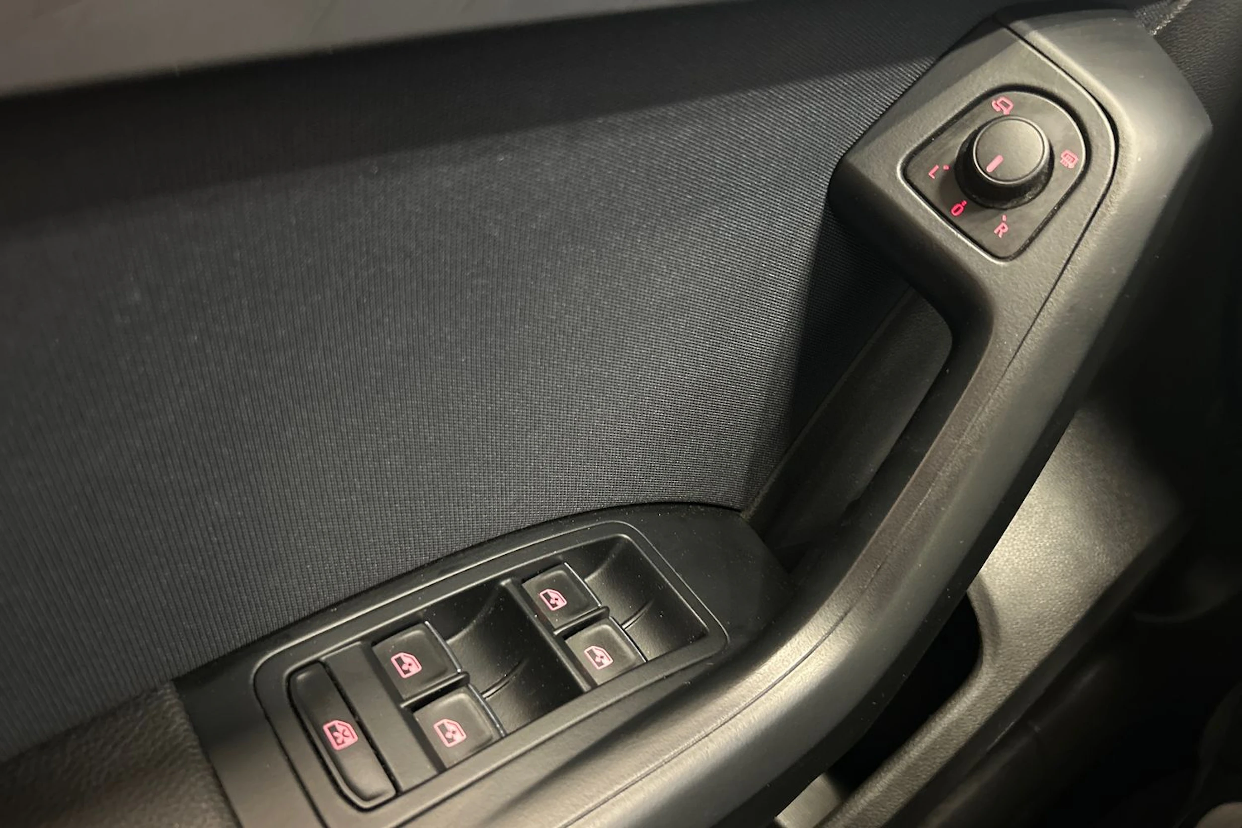 valkoinen SEAT Ateca 2018 kuva 18.