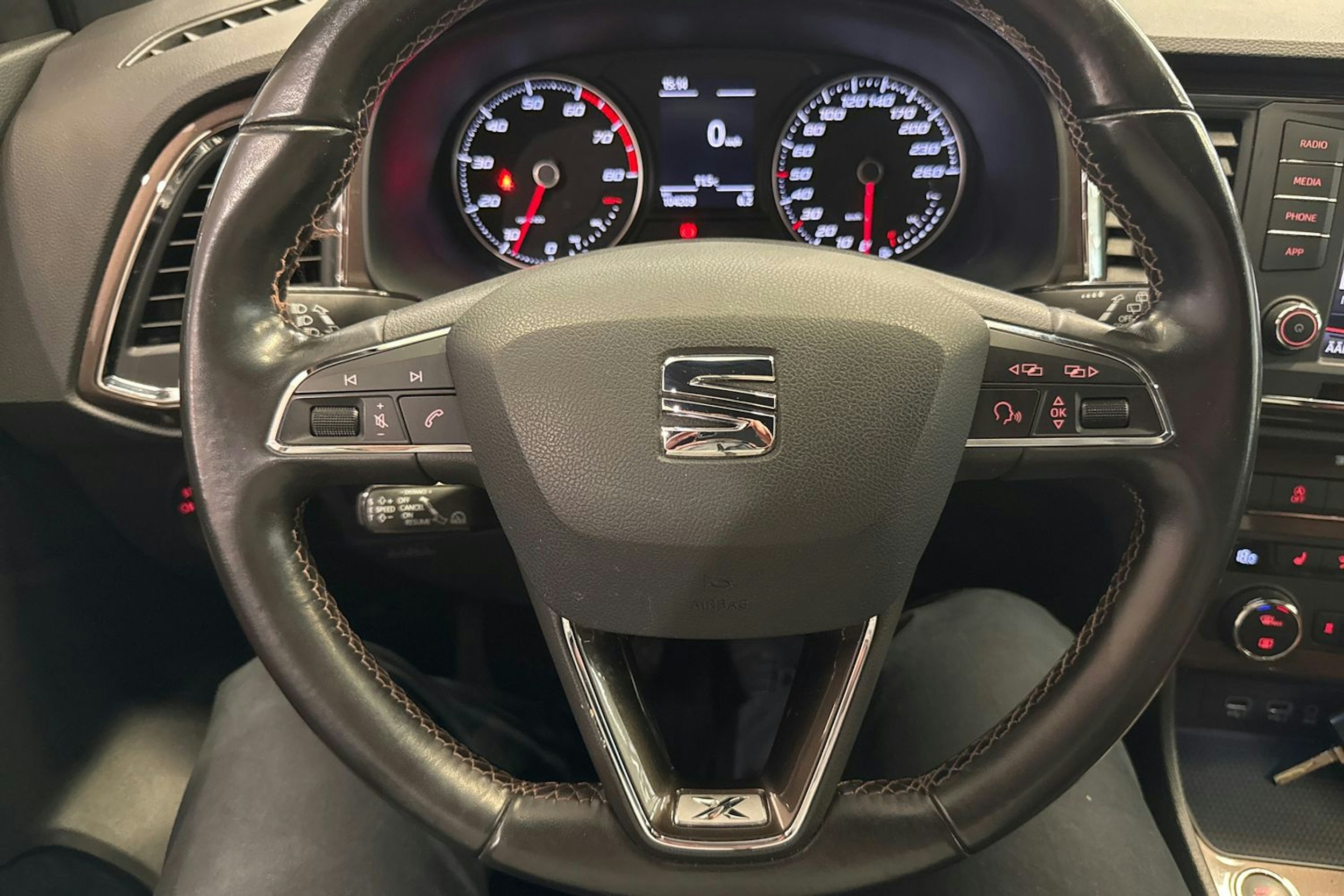 Oranssi SEAT Ateca 2018 kuva 16.