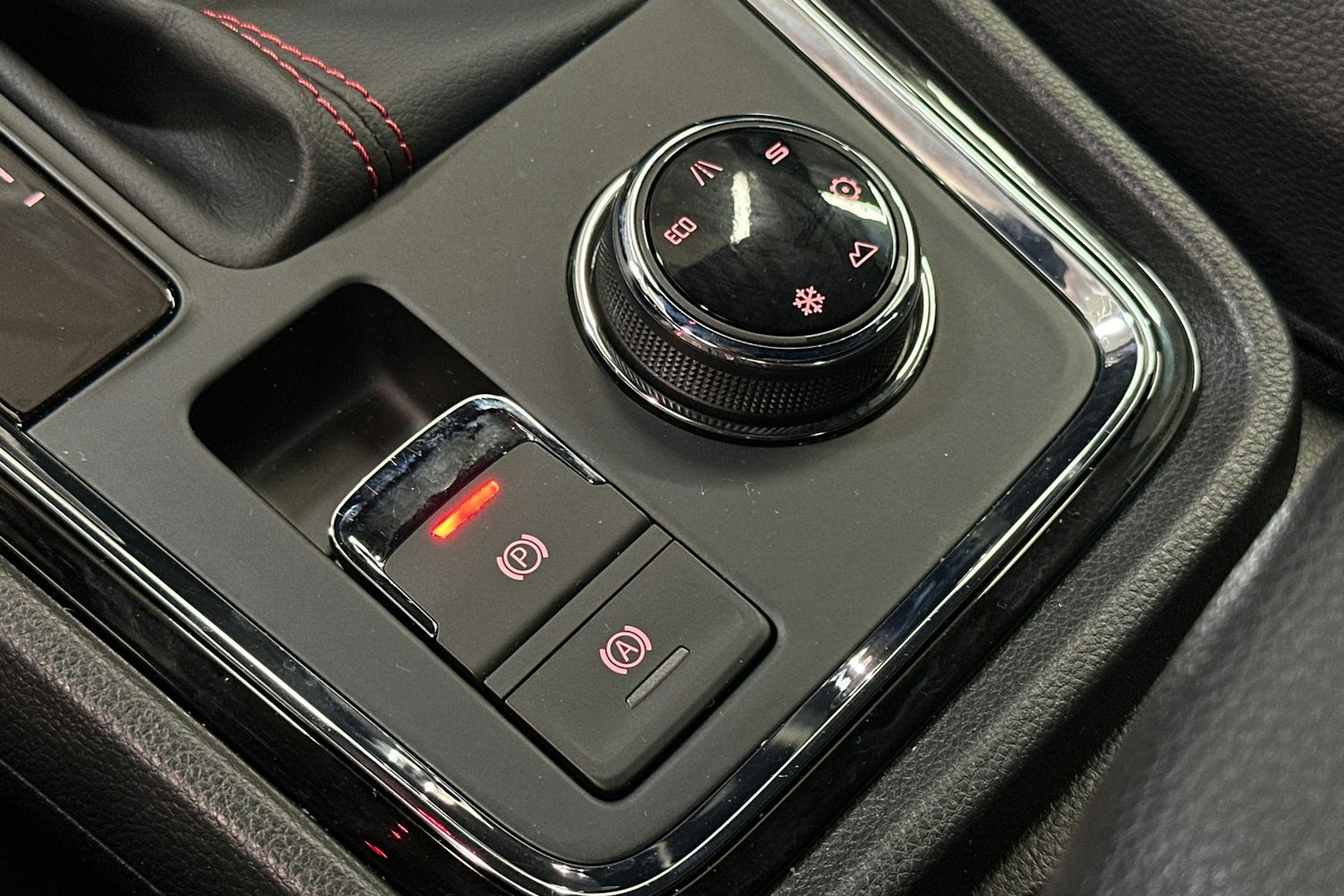 Punainen SEAT Ateca 2019 kuva 24.