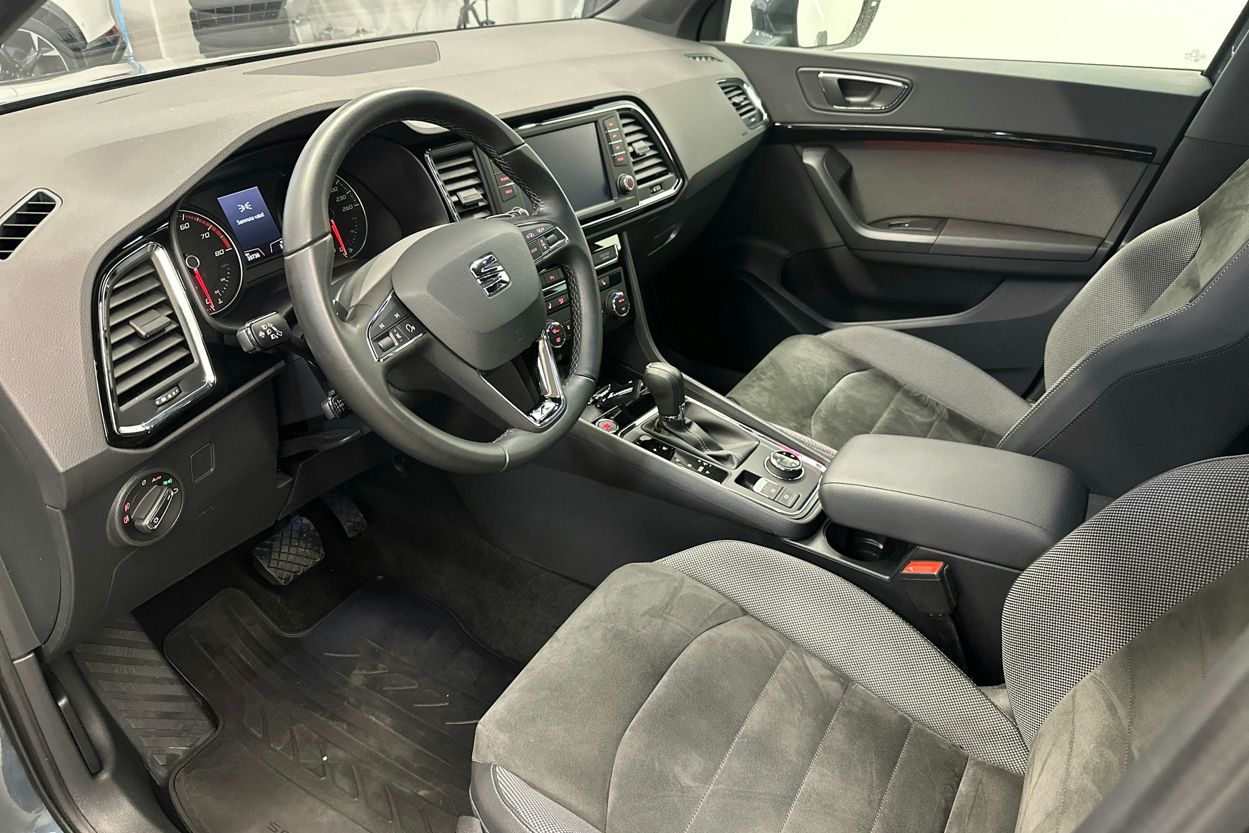 met. harmaa SEAT Ateca 2019 kuva 6.