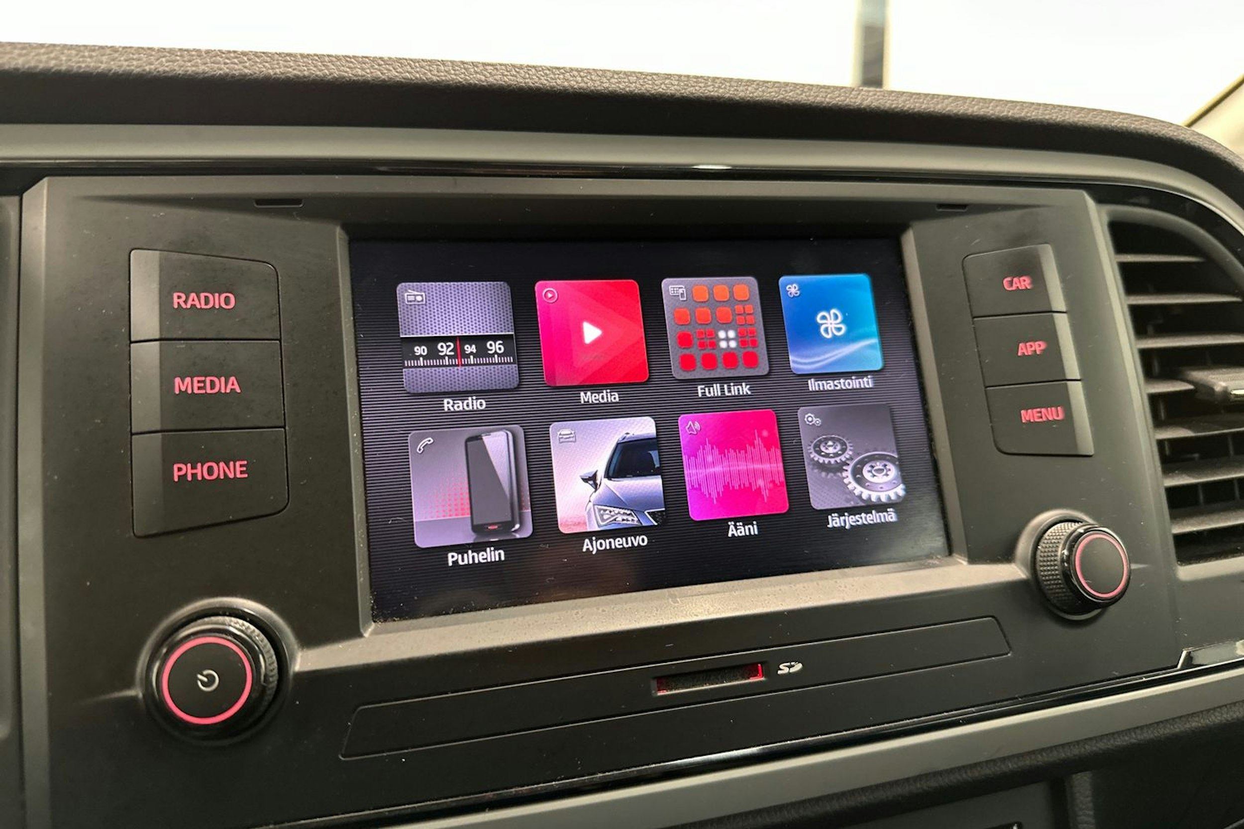 valkoinen SEAT Ateca 2019 kuva 18.