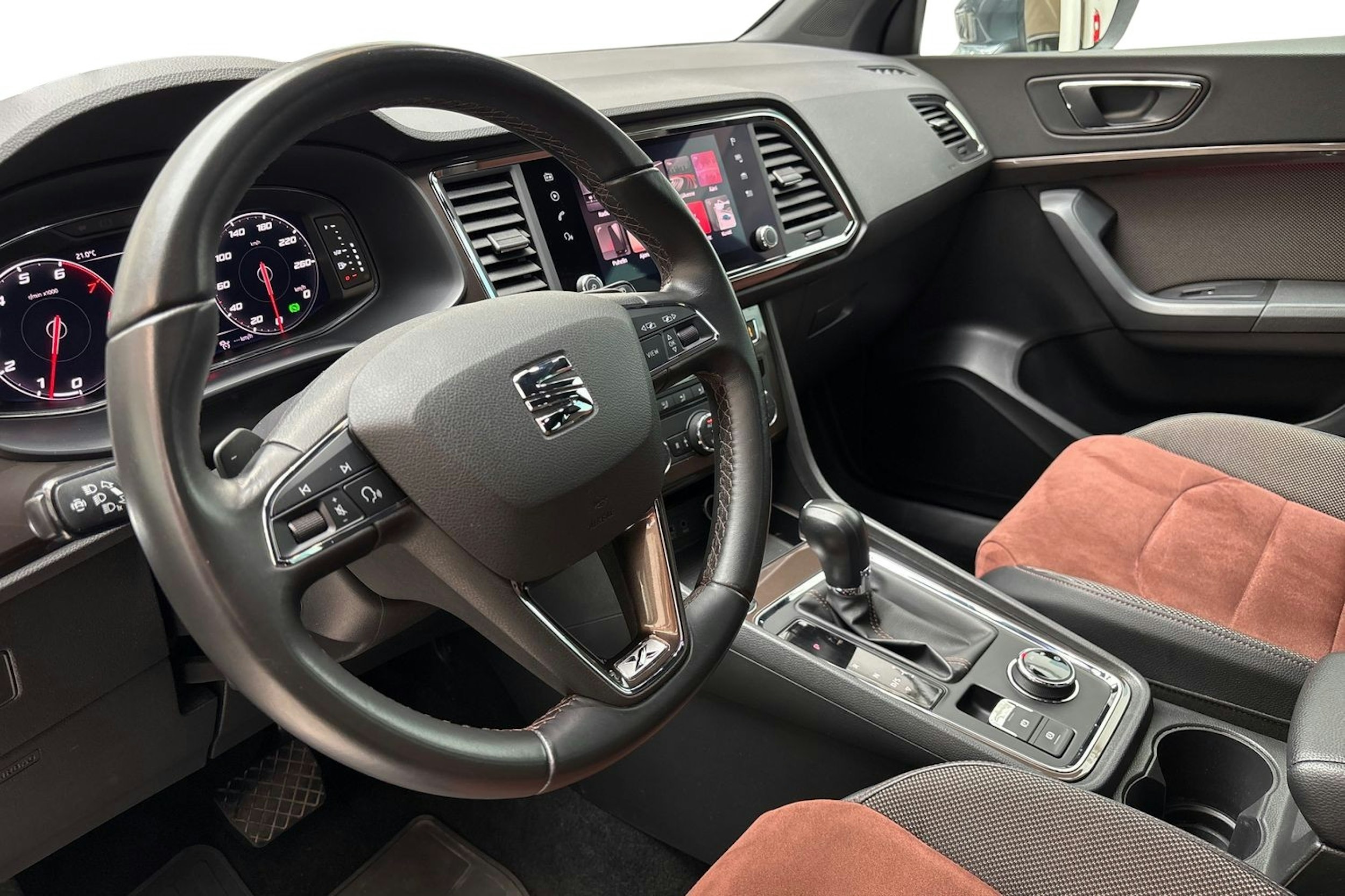 harmaa SEAT Ateca 2020 kuva 7.