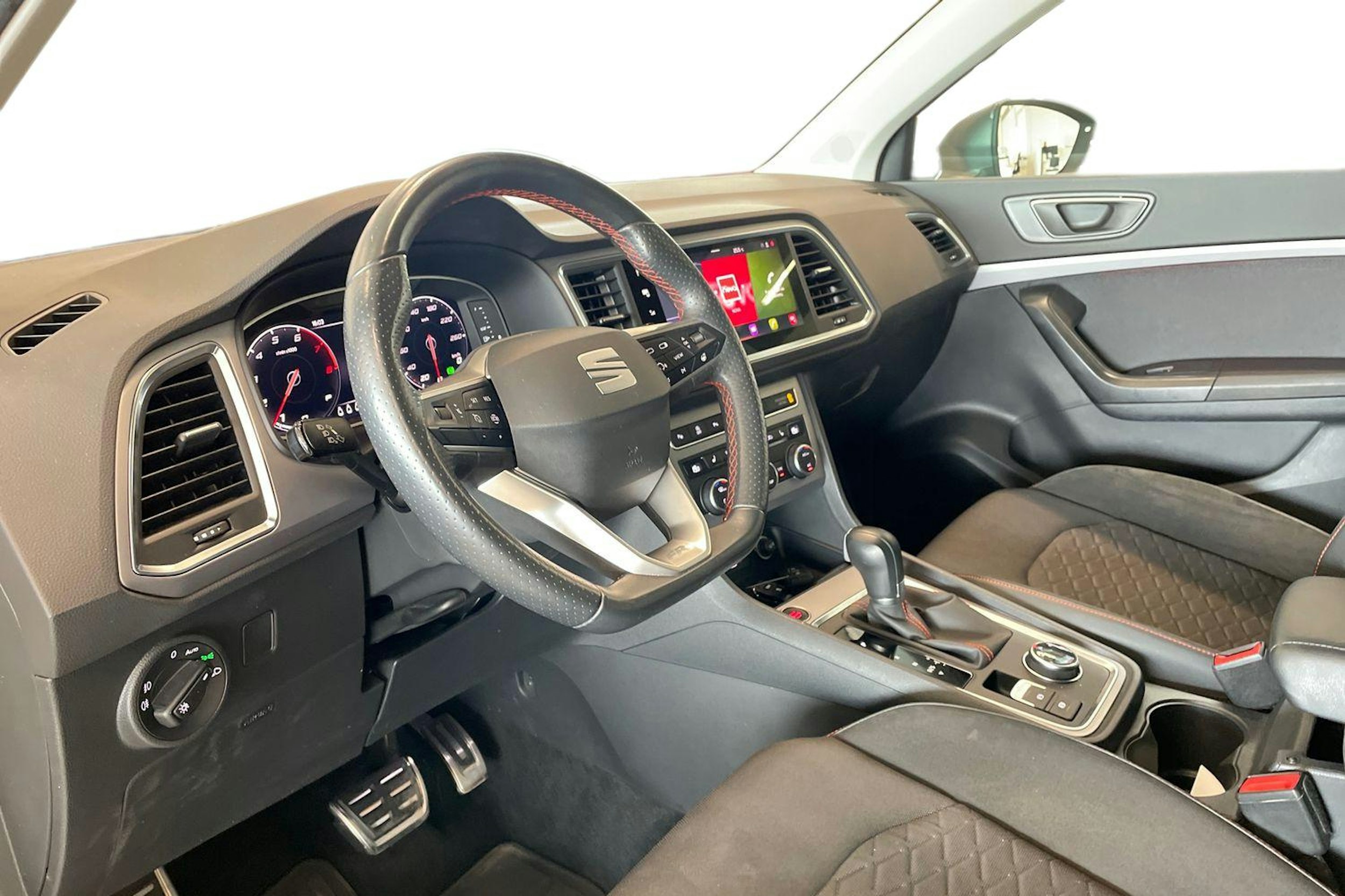 valkoinen SEAT Ateca 2022 kuva 7.