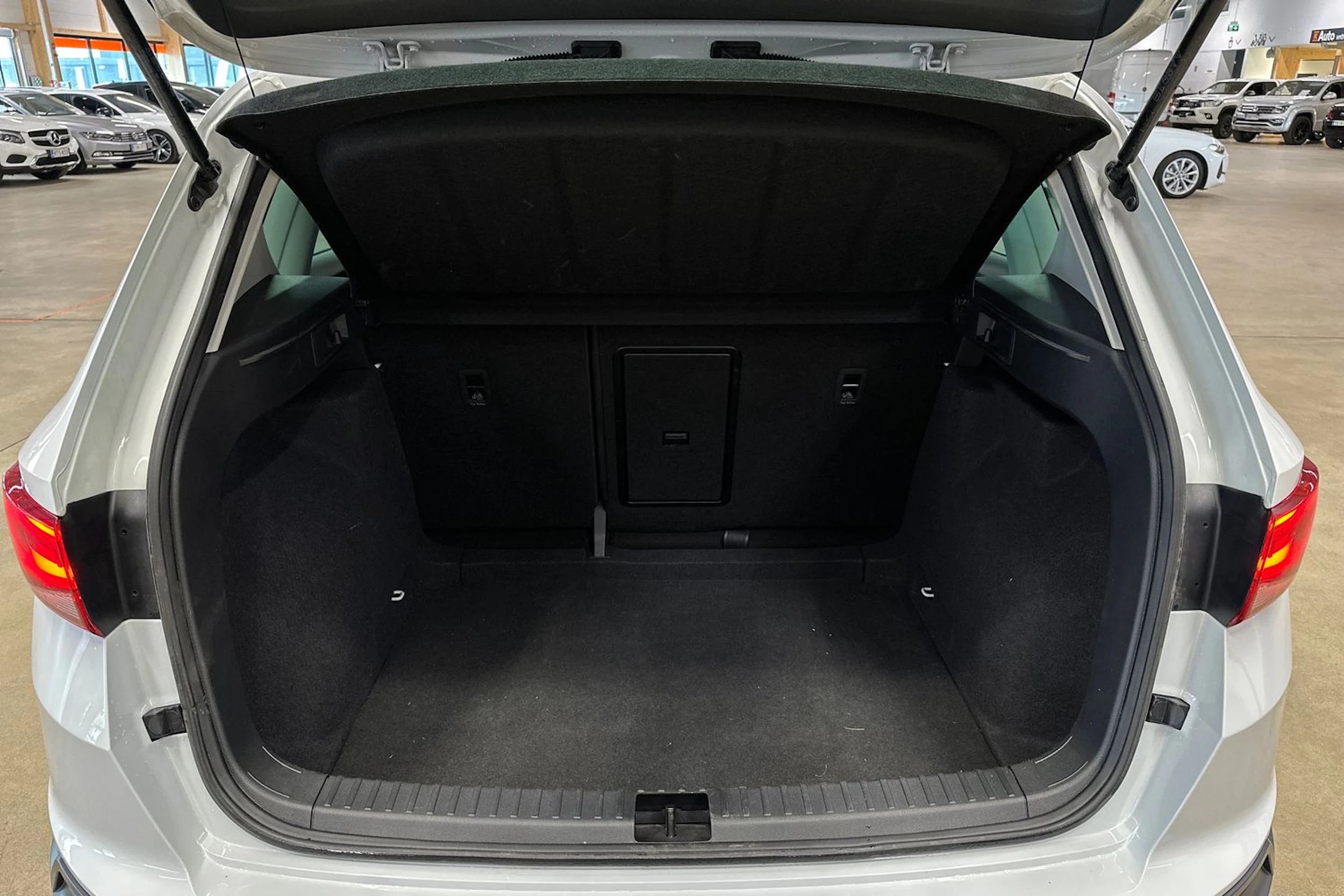 valkoinen SEAT Ateca 2023 kuva 28.