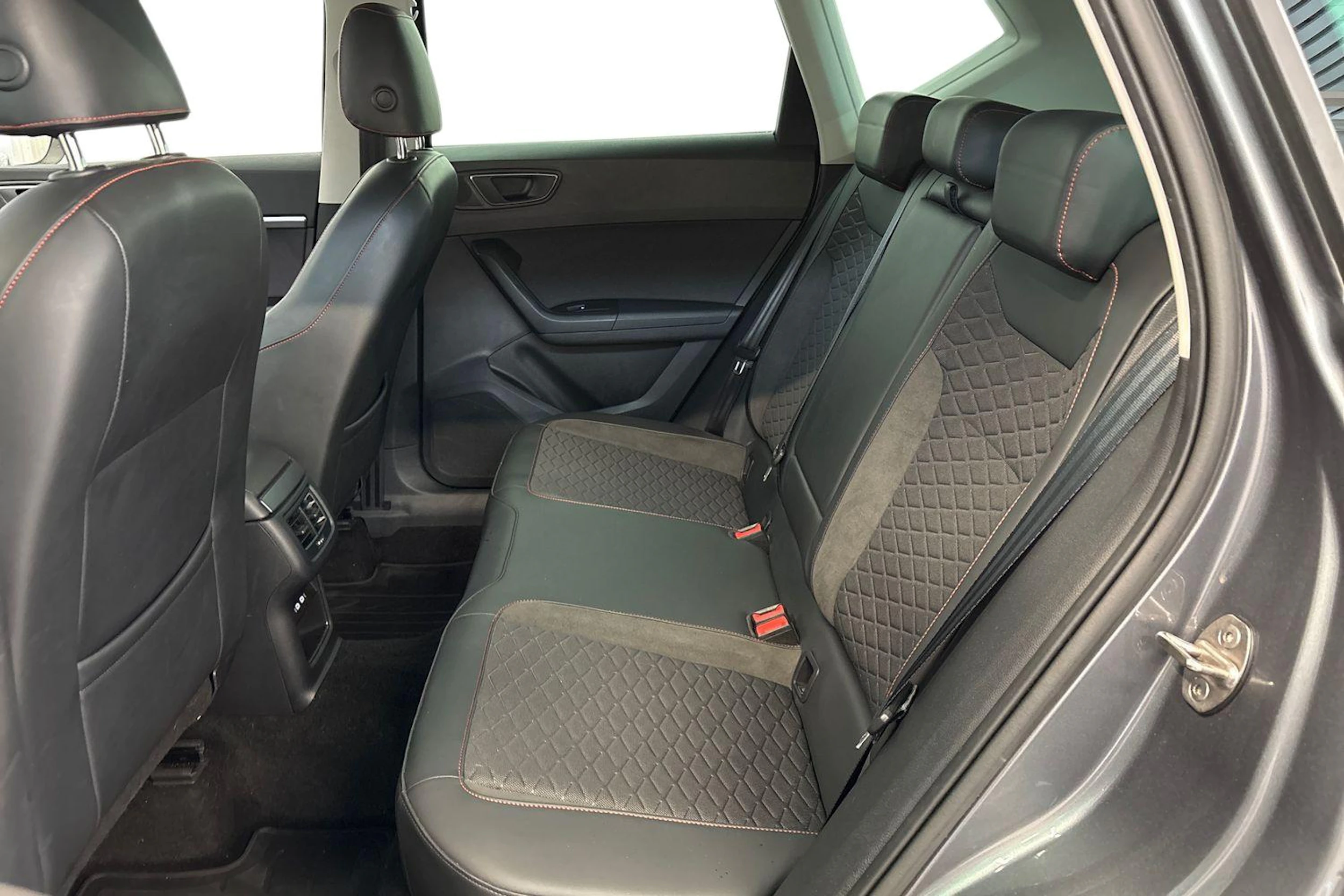 harmaa SEAT Ateca 2023 kuva 8.