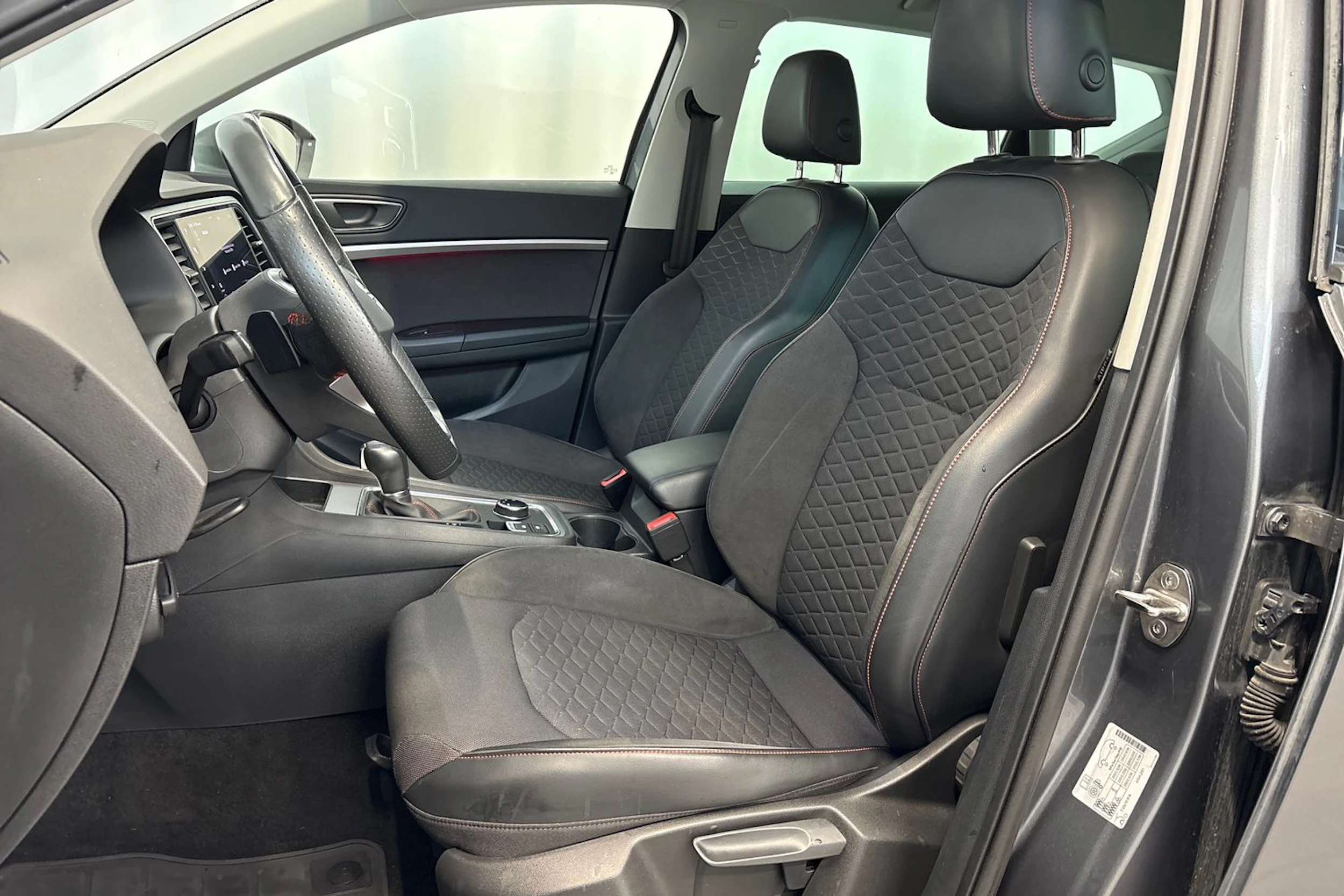 harmaa SEAT Ateca 2023 kuva 11.