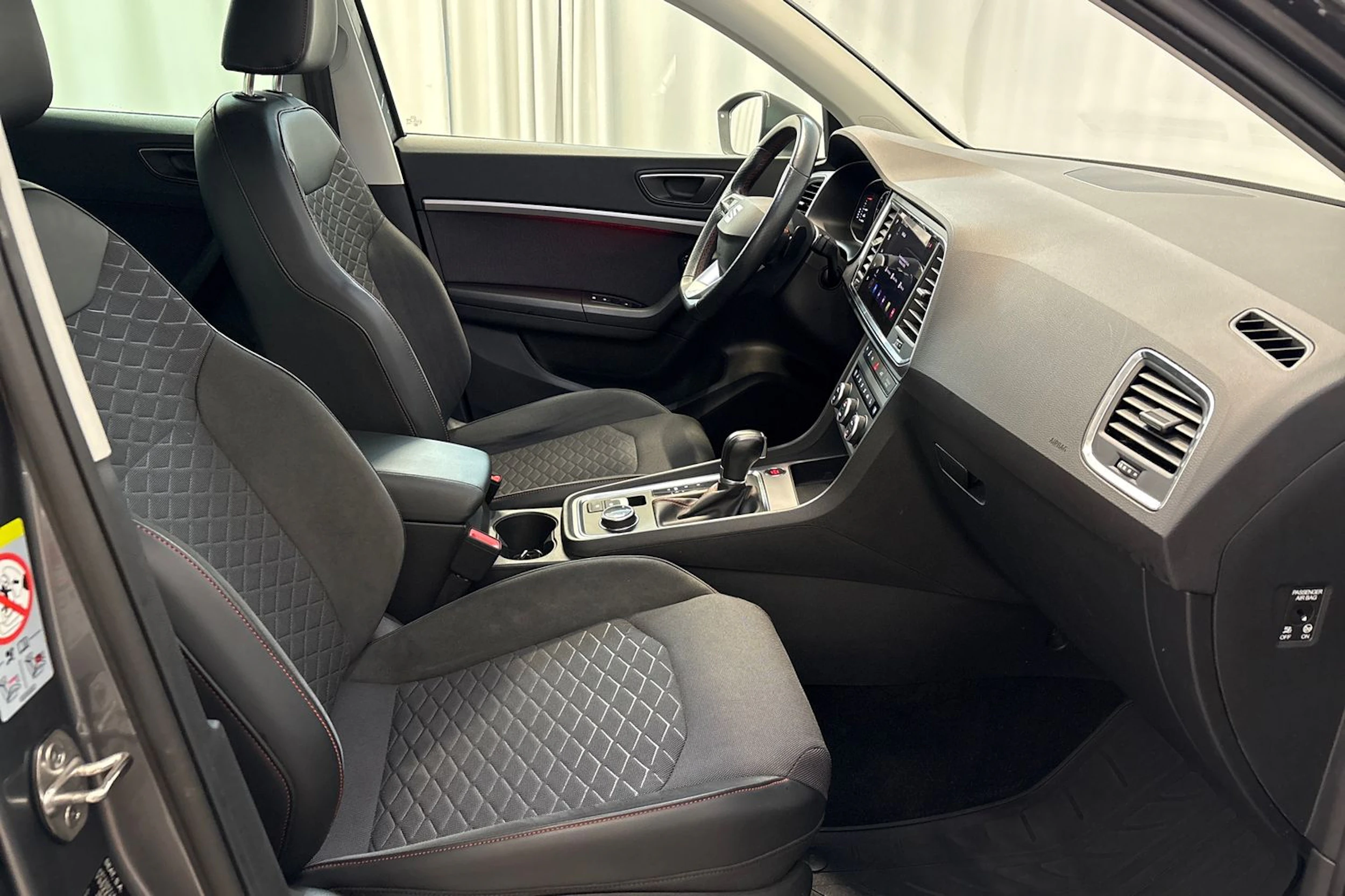 harmaa SEAT Ateca 2023 kuva 12.