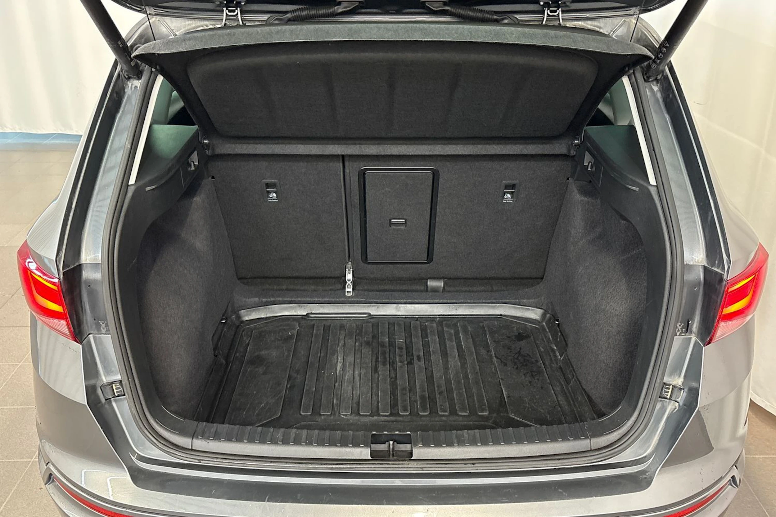 harmaa SEAT Ateca 2023 kuva 13.