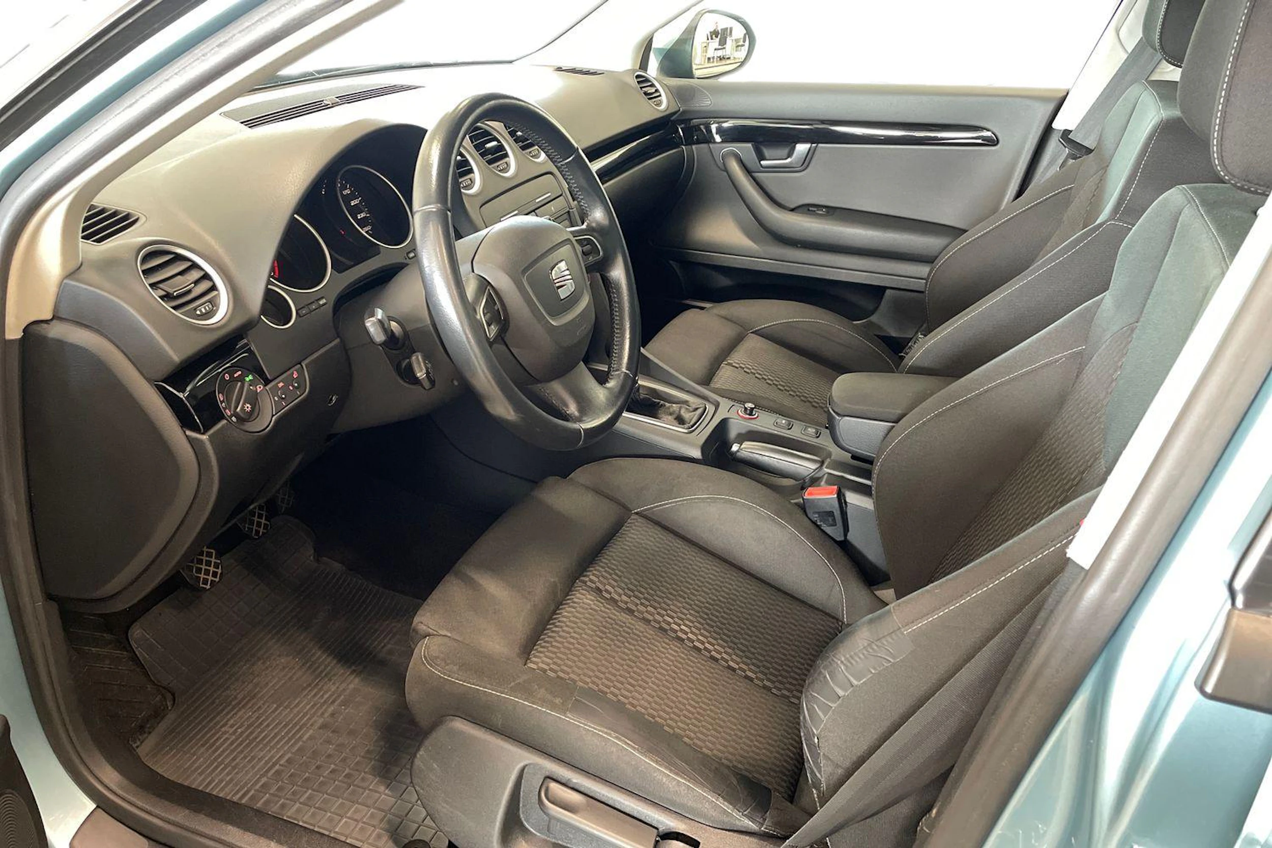 sininen SEAT Exeo 2009 kuva 6.