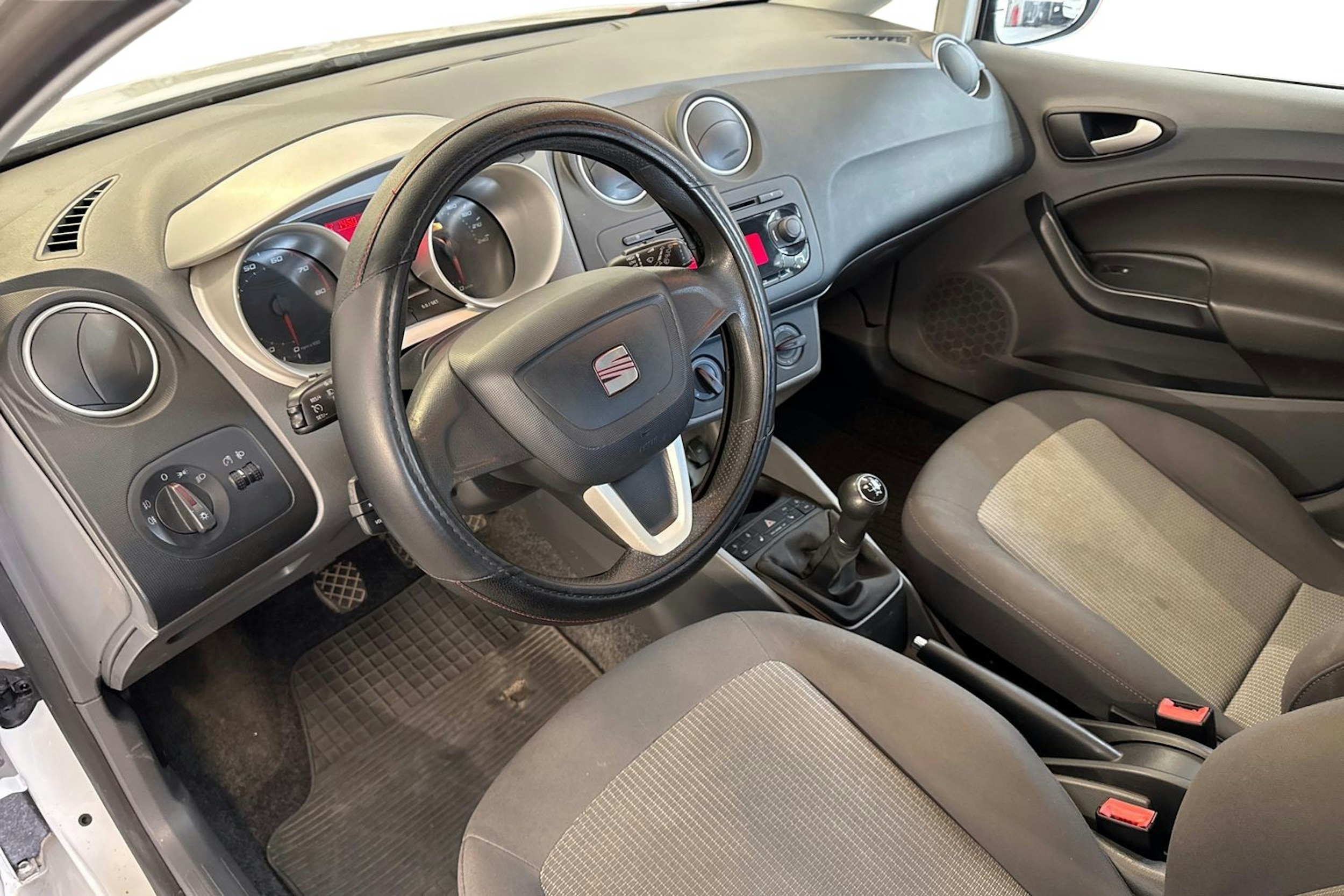 valkoinen SEAT Ibiza 2011 kuva 7.
