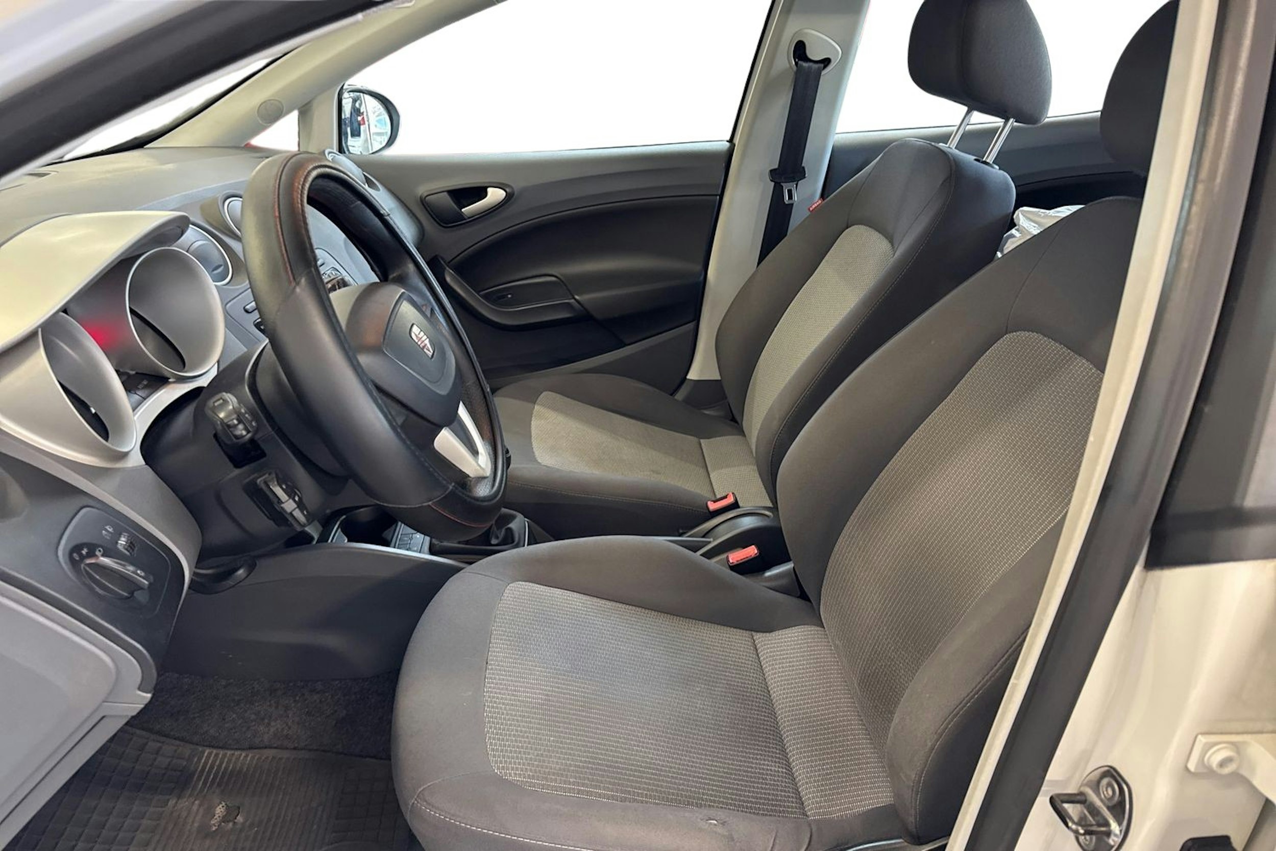 valkoinen SEAT Ibiza 2011 kuva 10.