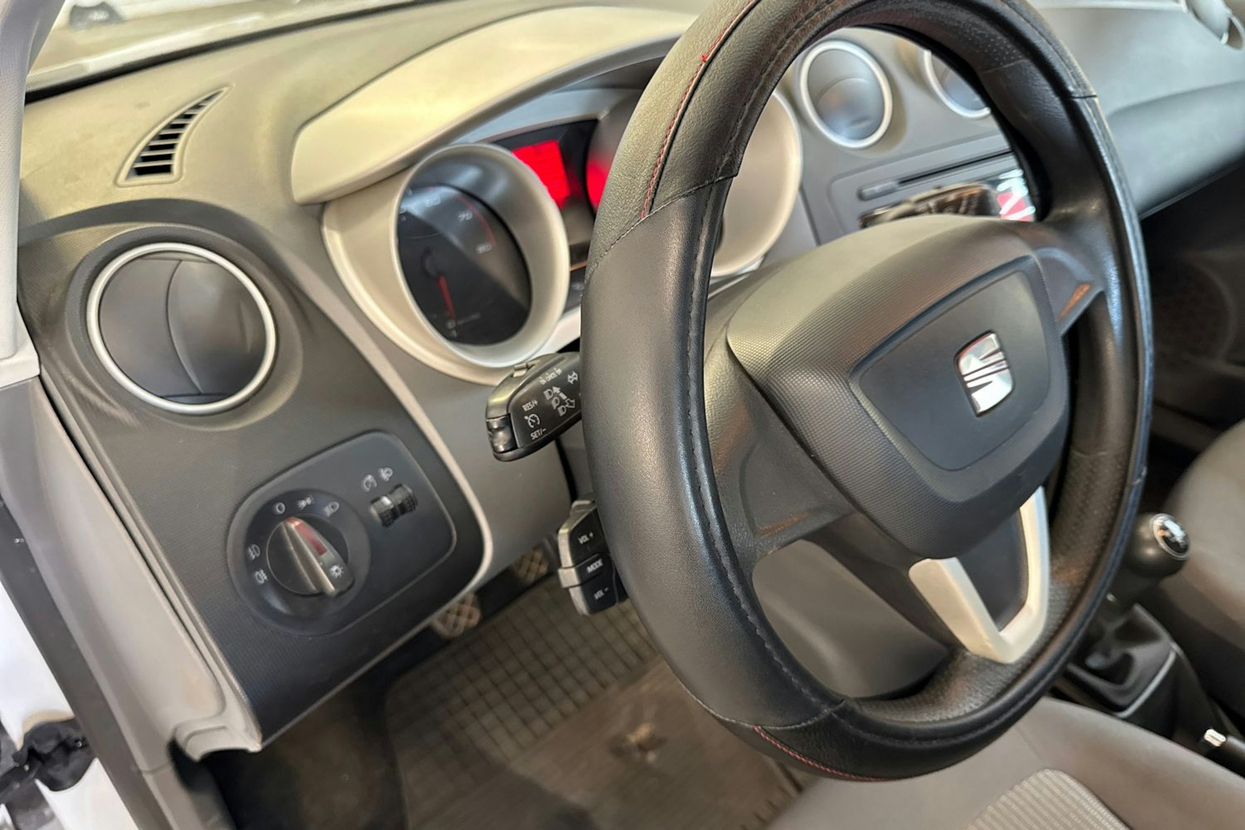 valkoinen SEAT Ibiza 2011 kuva 14.