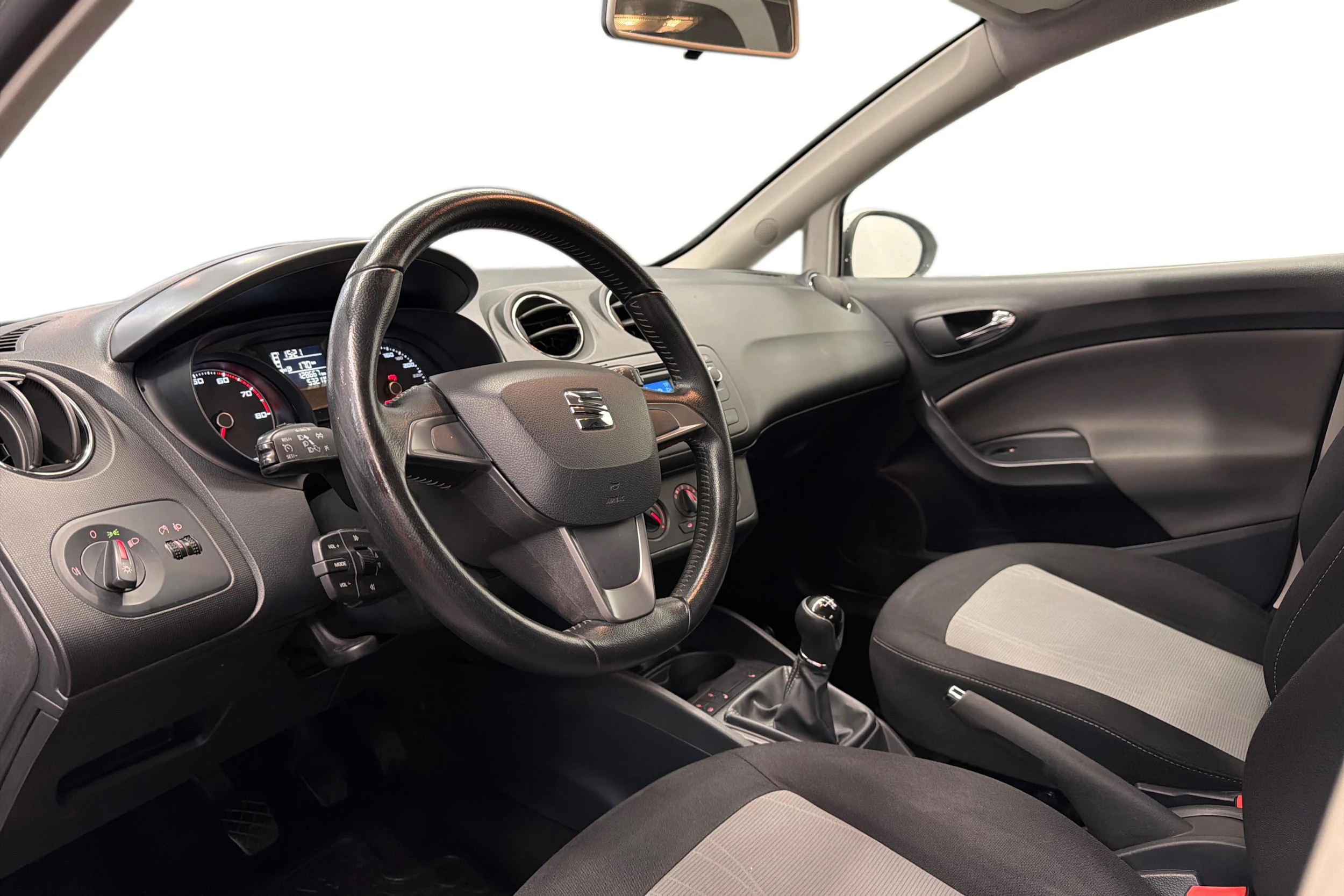 Valkoinen SEAT Ibiza 2014 kuva 6.