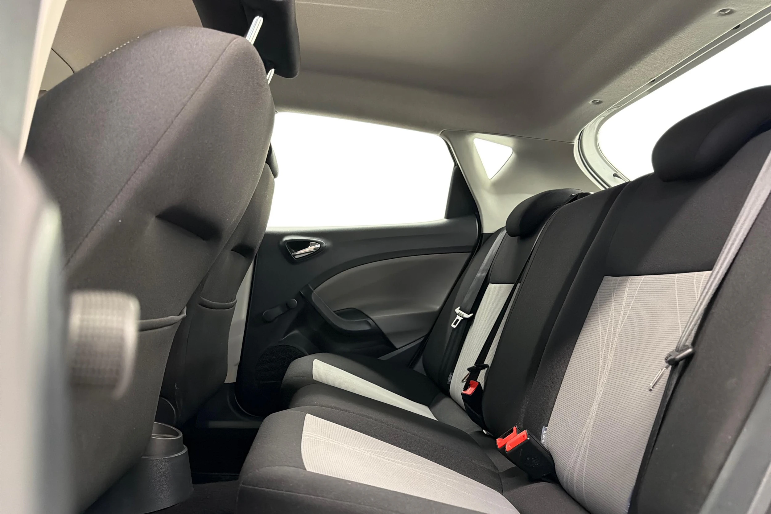 Valkoinen SEAT Ibiza 2014 kuva 8.
